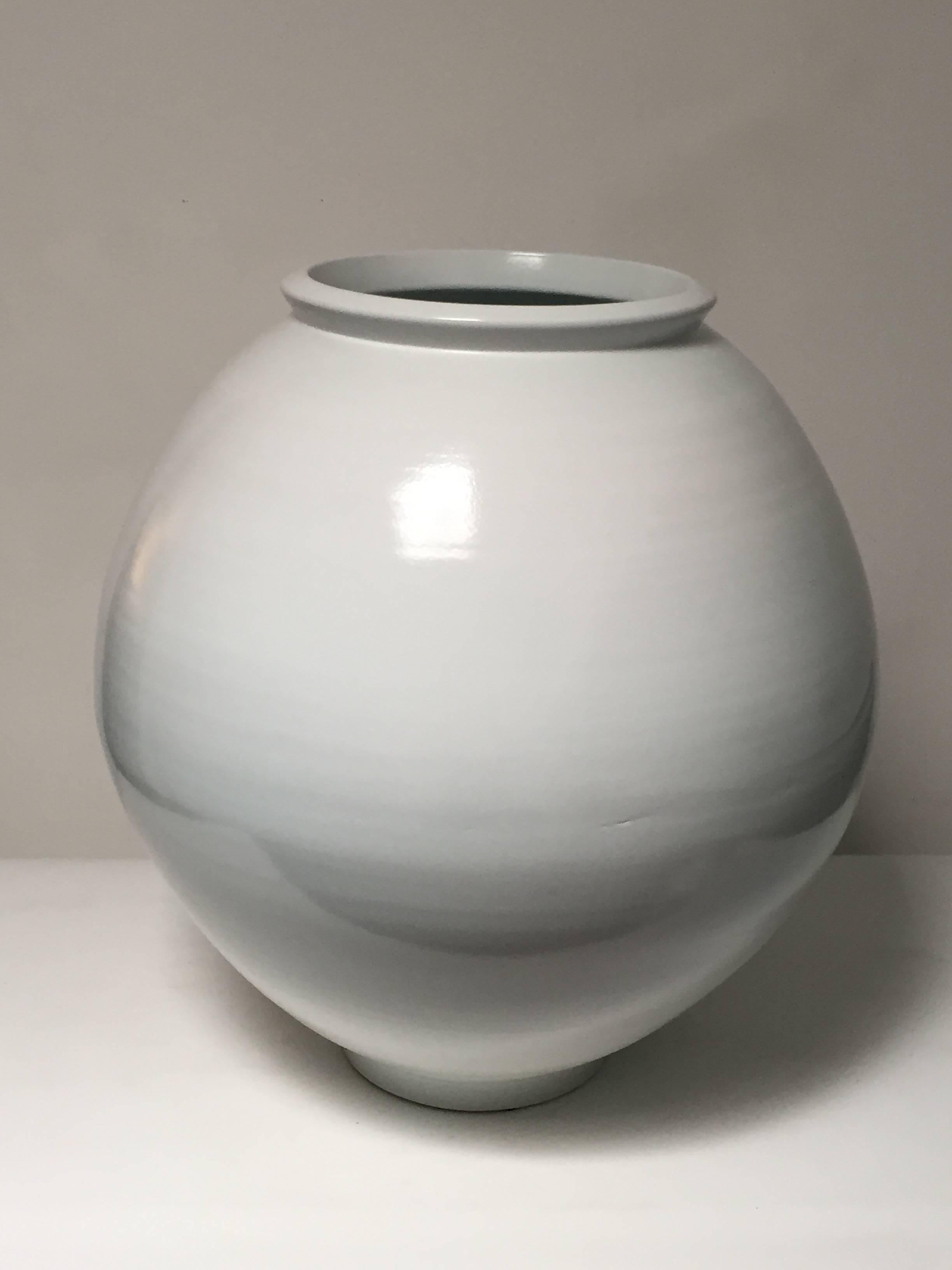 Large Contemporary Porcelain Moon Jar by Kim Yikyung In Excellent Condition In Los Angeles, CA