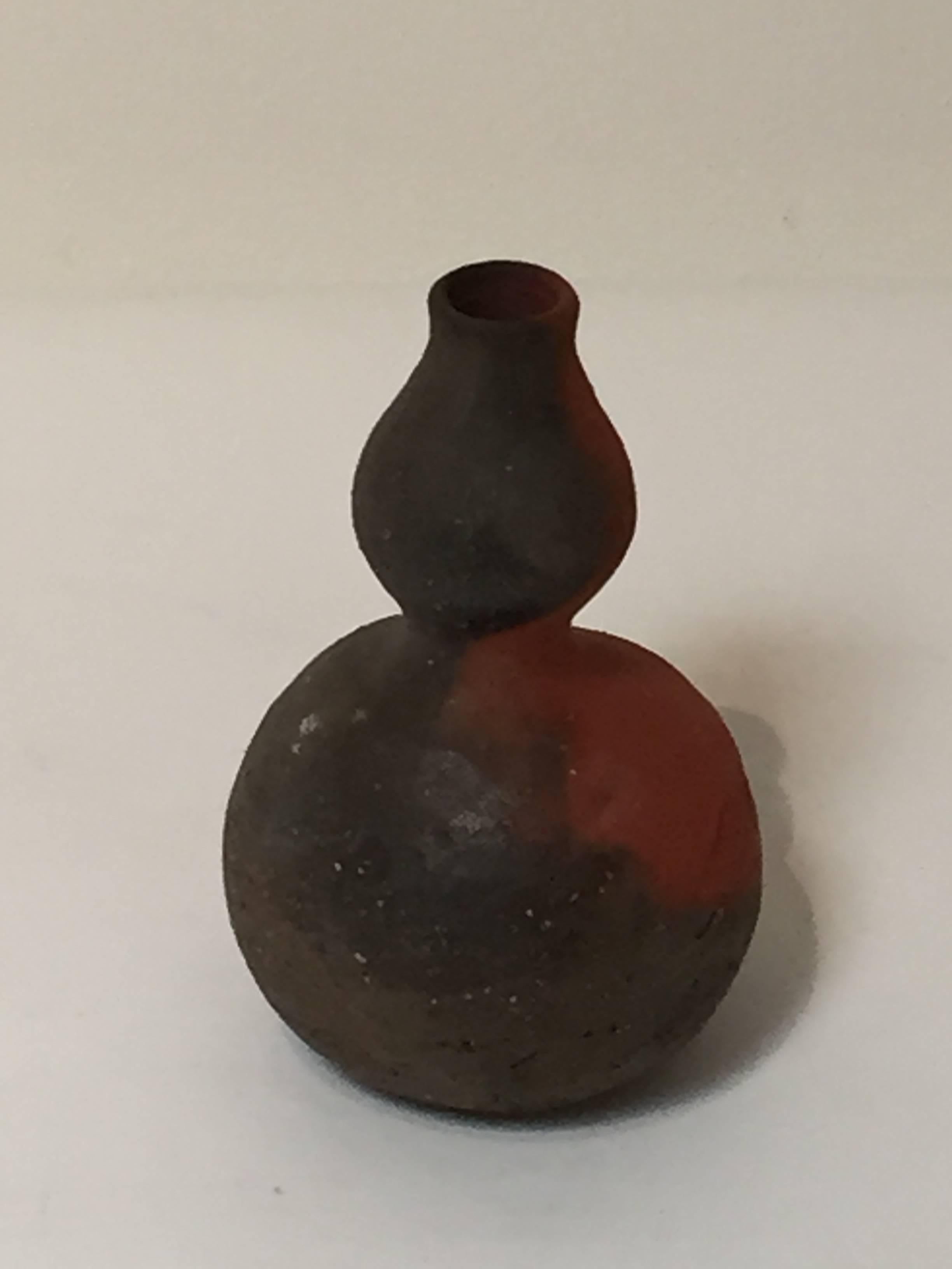 Wood fired sake flask by Japanese Potter Osawa Tsuneo (b.1962)
Includes custom signed box.
Deep rich coloring, and tones, resulting from the ash and fire of the wood klin.