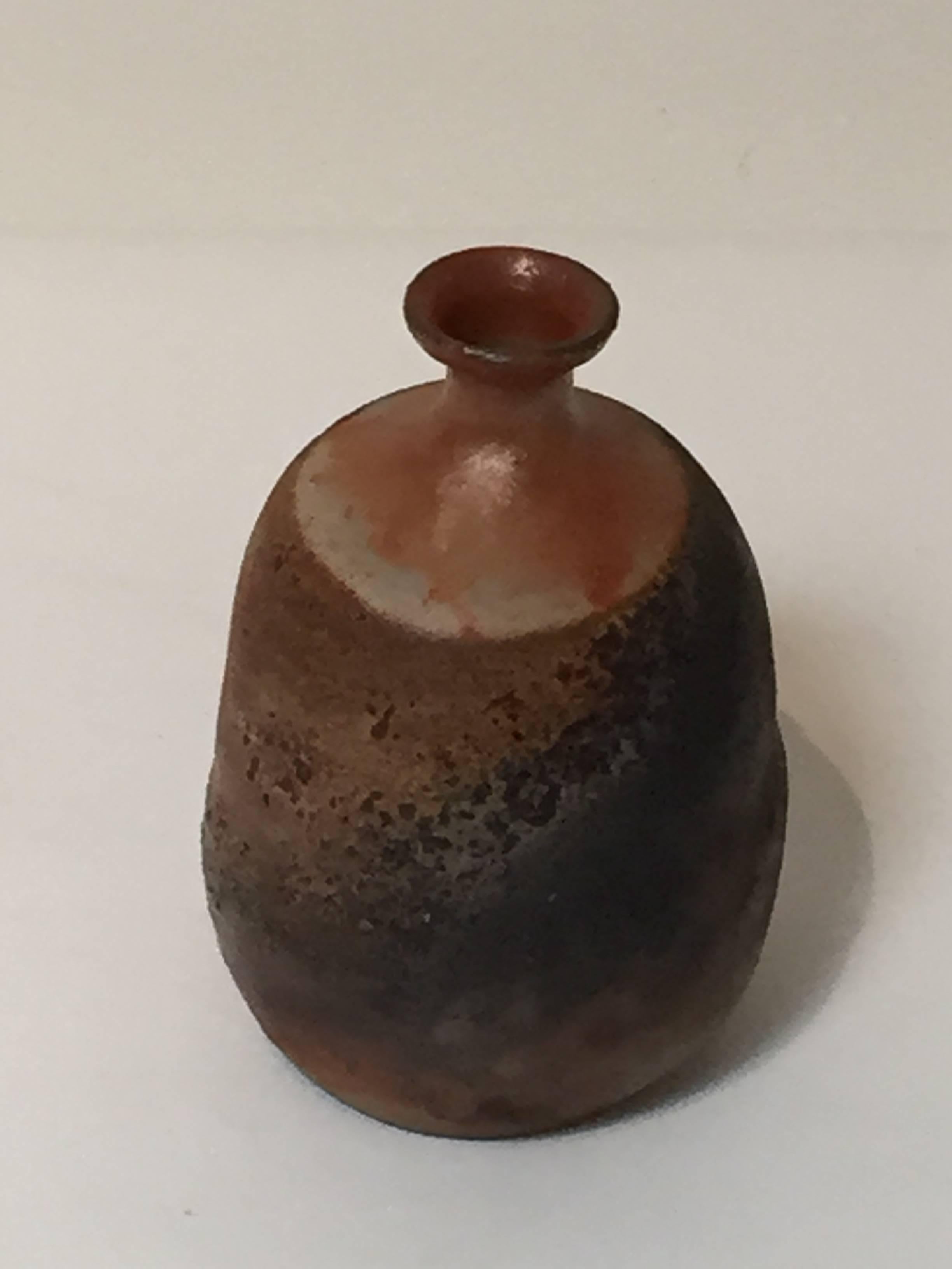 
A contemporary study of the ancient style of Old Bizen ceramics.
Wood fired with natural ash glaze effects.
This sake flask is made by Horoyuki Wakimoto (b. 1952).
With a signed box.