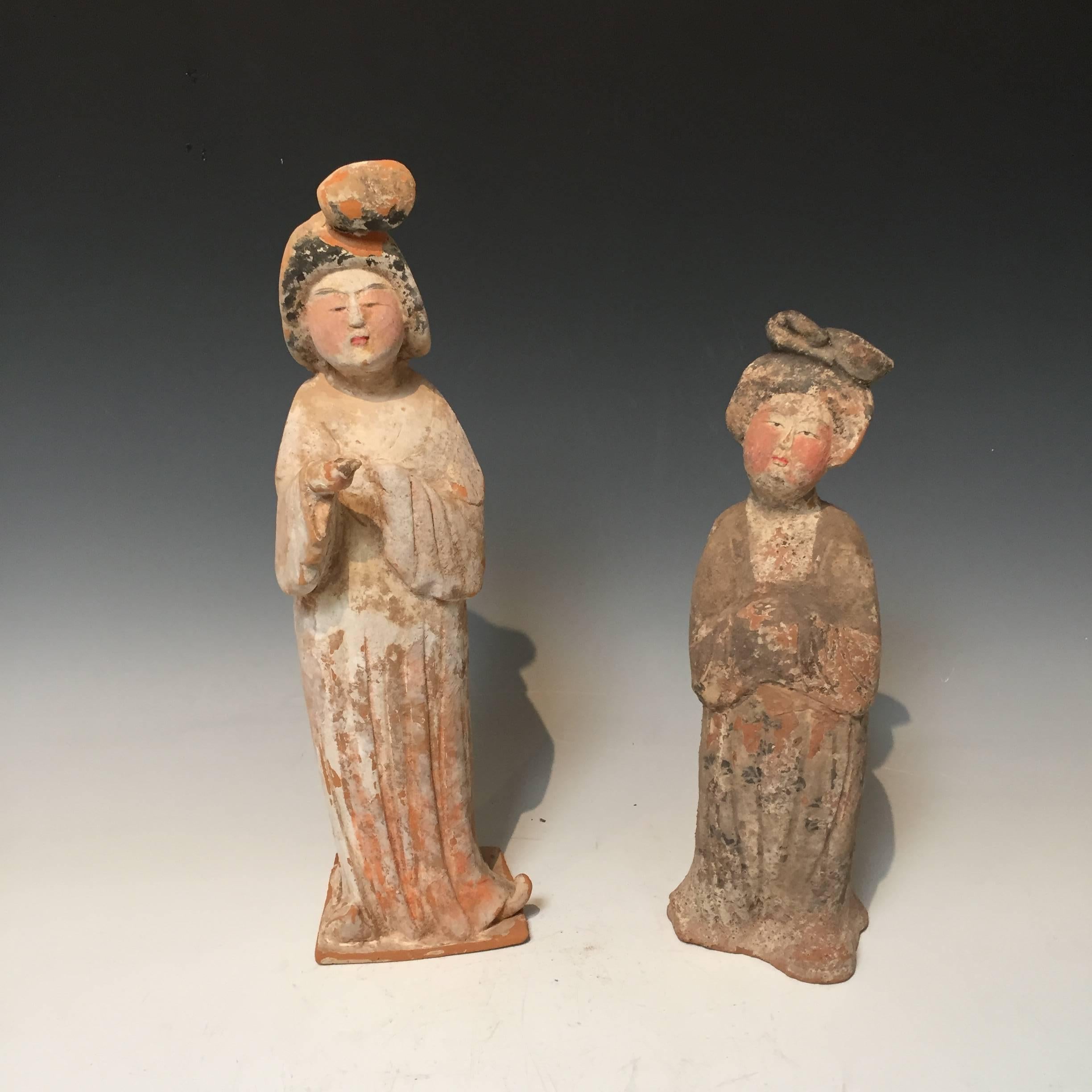 A pair of Tang dynasty court ladies with original pigments.
Measures: 15