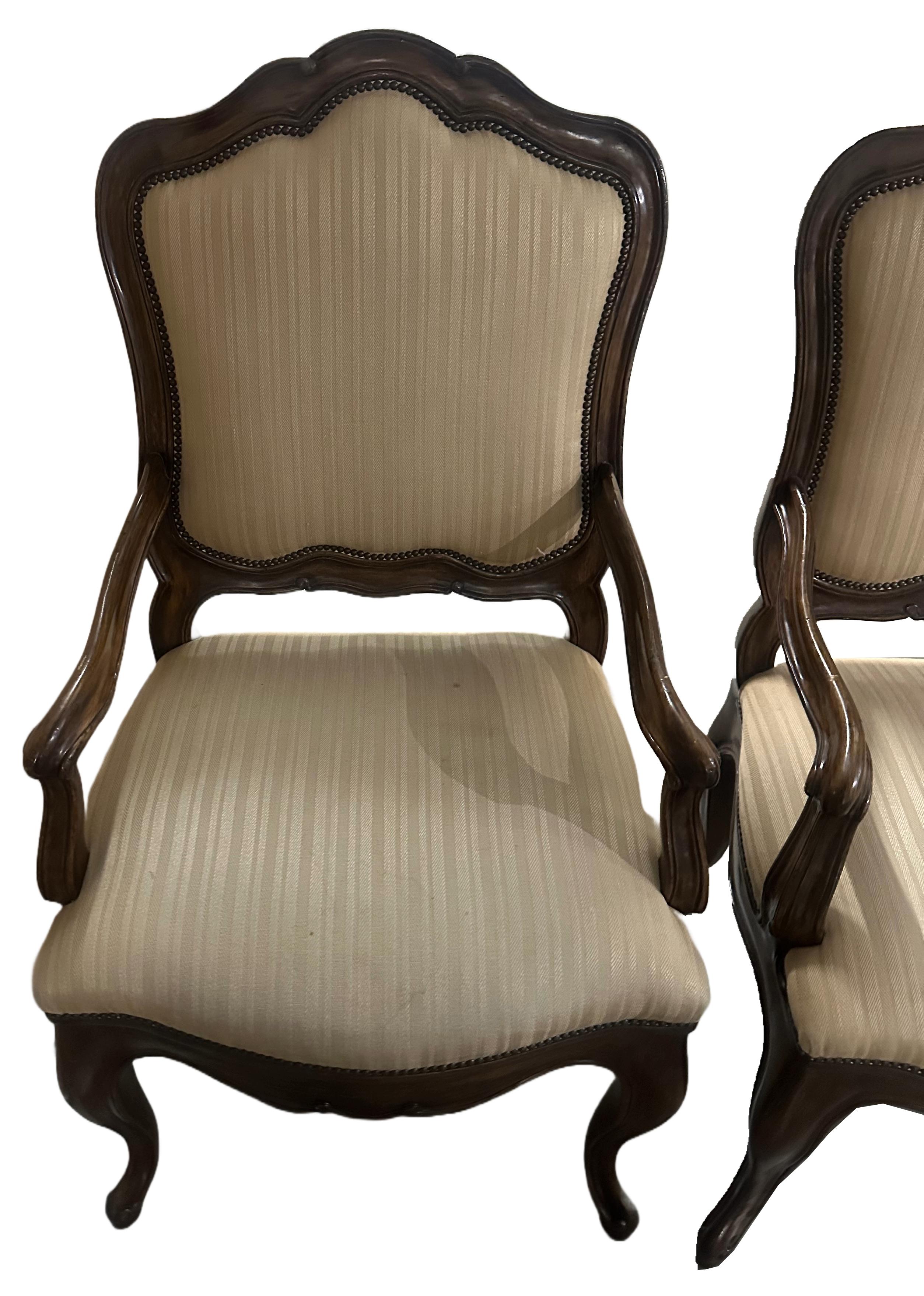 Un ensemble de fauteuils portugais Dennis & Leen magnifiquement patinés. Coussins rembourrés et en tissu crème et rayé. Finition élégante en bois. Pieds cabriole. Fabriqué au Portugal au 20e siècle. 

Ces pièces ne présentent aucune marque