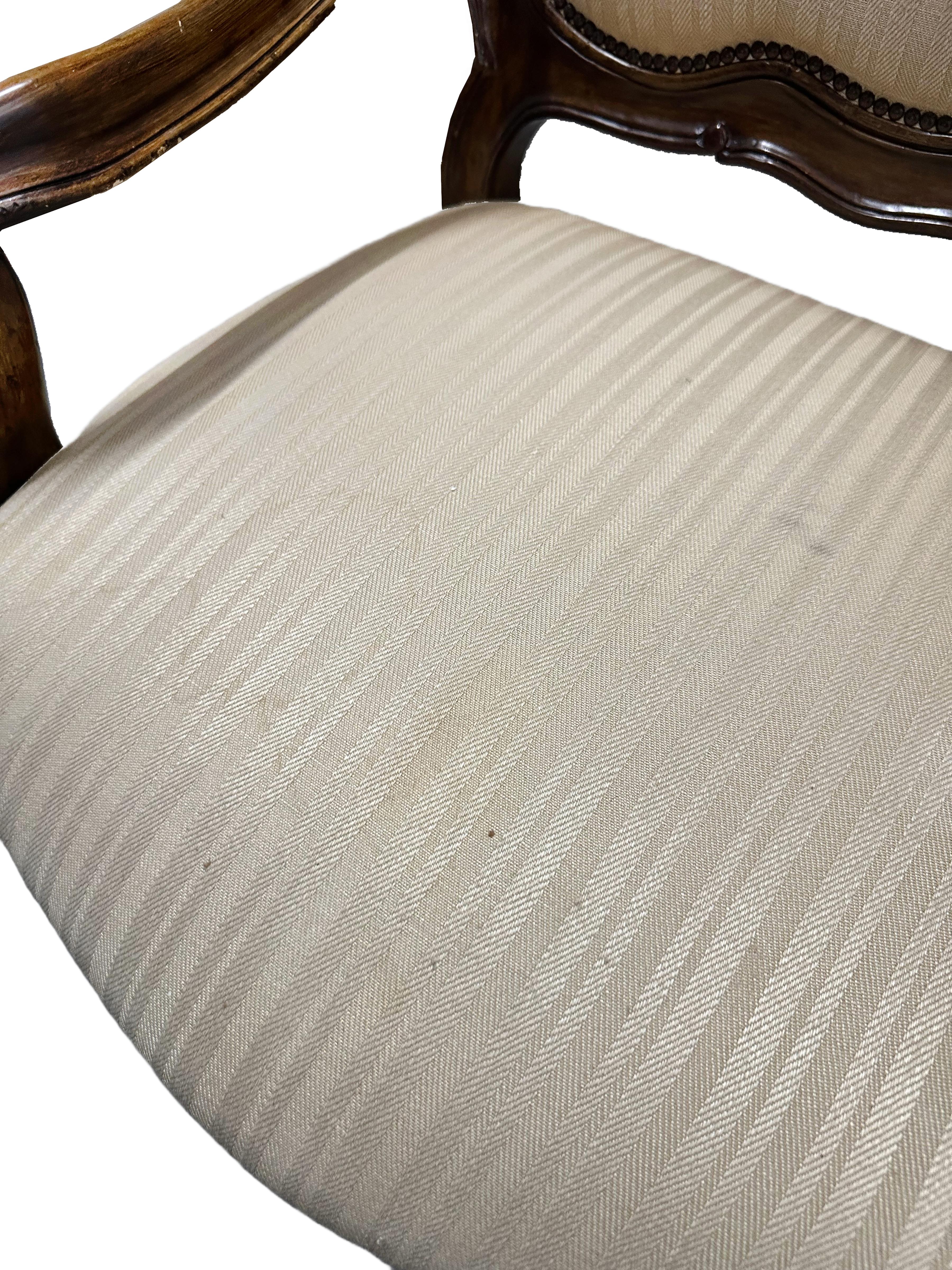 Ensemble de quatre fauteuils portugais patinés du 20e siècle Dennis & Leen en vente 7