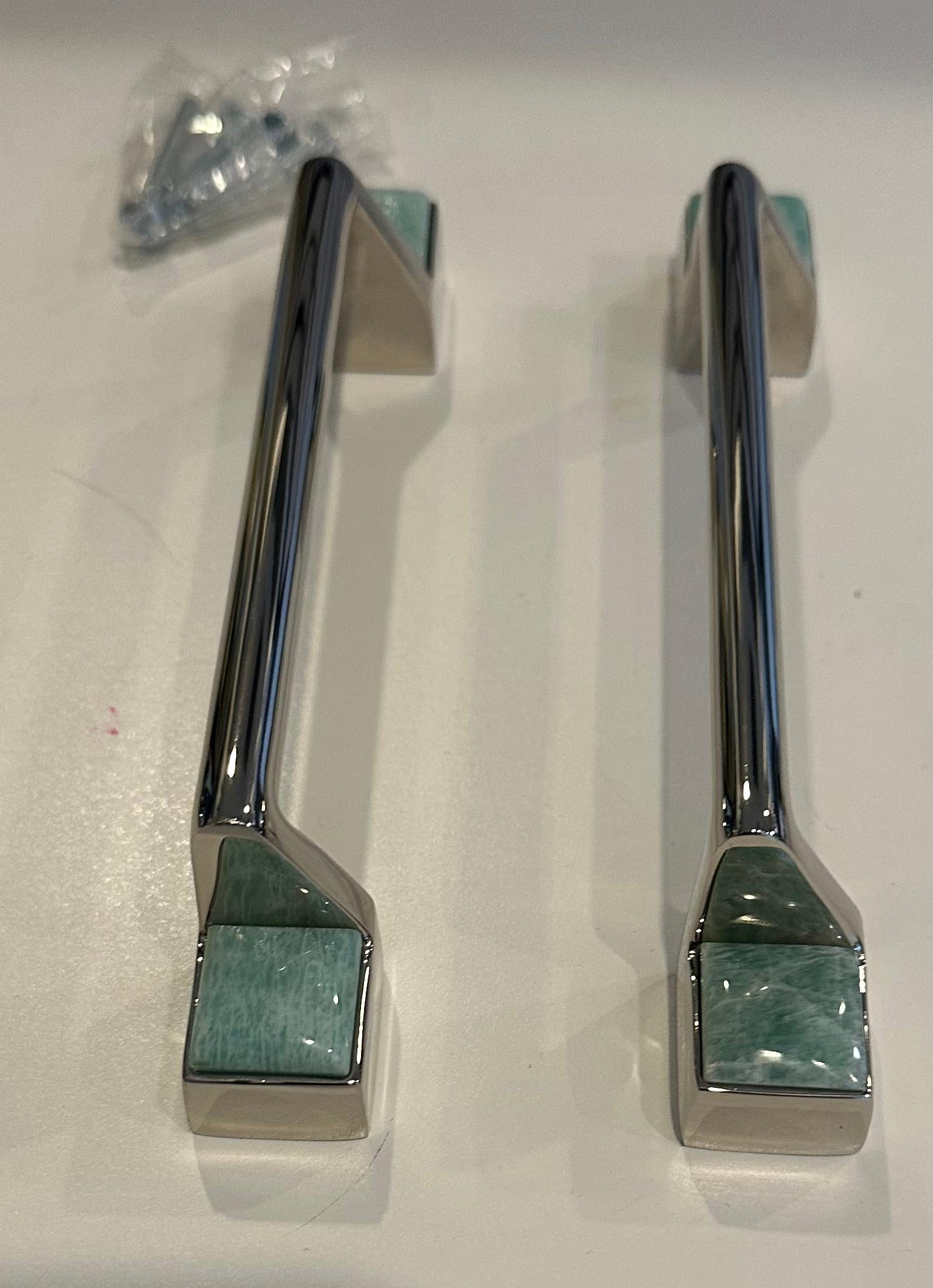Ein exquisiter Satz von Schubladengriffen von Porter und Stangengriffen von Porter. Hergestellt aus einer Kombination von schönem Amazonit und poliertem Nickel. Insgesamt neun kleine rechteckige Griffe, vier kleine Knaufgriffe und zwei hohe