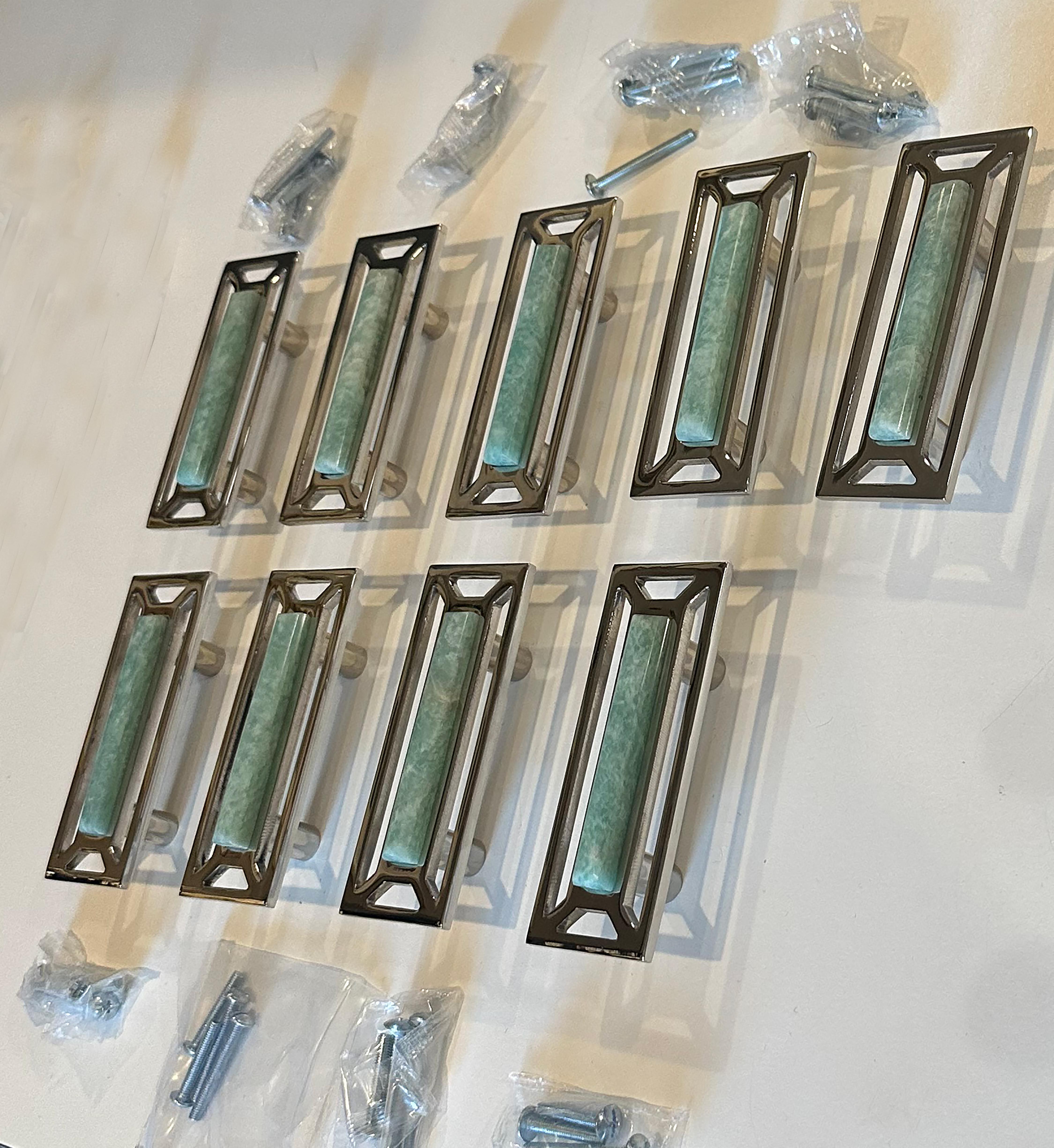 Ein exquisiter Satz von neun Schubladengriffen von Porter und Stangengriffen von McCoy. Hergestellt aus einer Kombination von schönem Amazonit und poliertem Nickel. Inklusive Hardware. 

Auf diesen Stücken sind keine offensichtlichen Markierungen