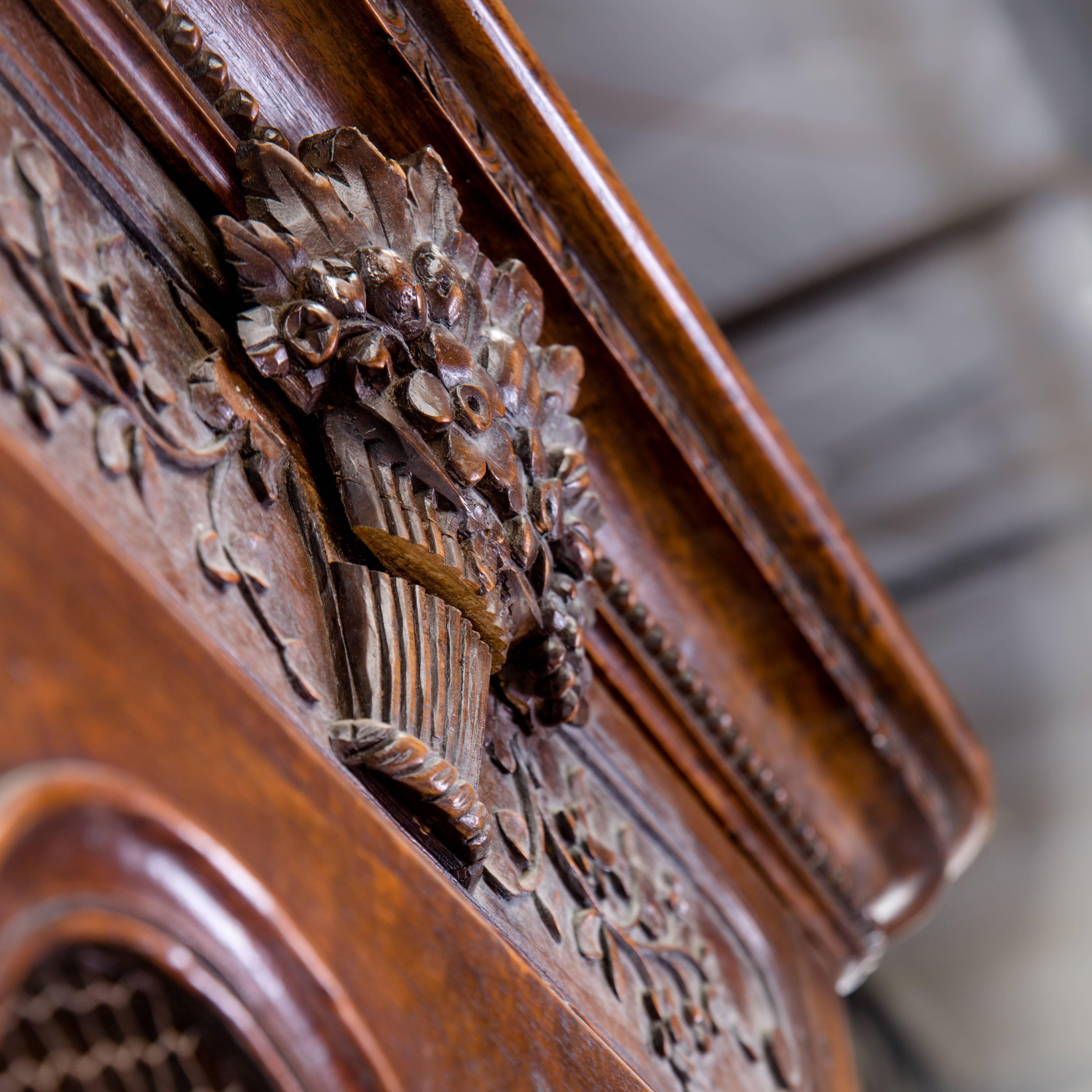 Français Armoire Louis XV du XVIIIe siècle en vente