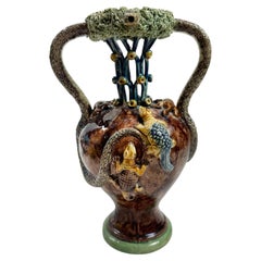 Jarrón de mayólica al estilo Palissy de Manuel Mafra, Caldas da Rainha, Portugal, siglo XIX