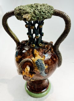 Jarrón de mayólica al estilo Palissy de Manuel Mafra, Caldas da Rainha, Portugal, siglo XIX