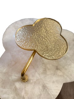 Studio Glustin «Clover»: pedestal de cristal de roca con placa giratoria de bronce dorado