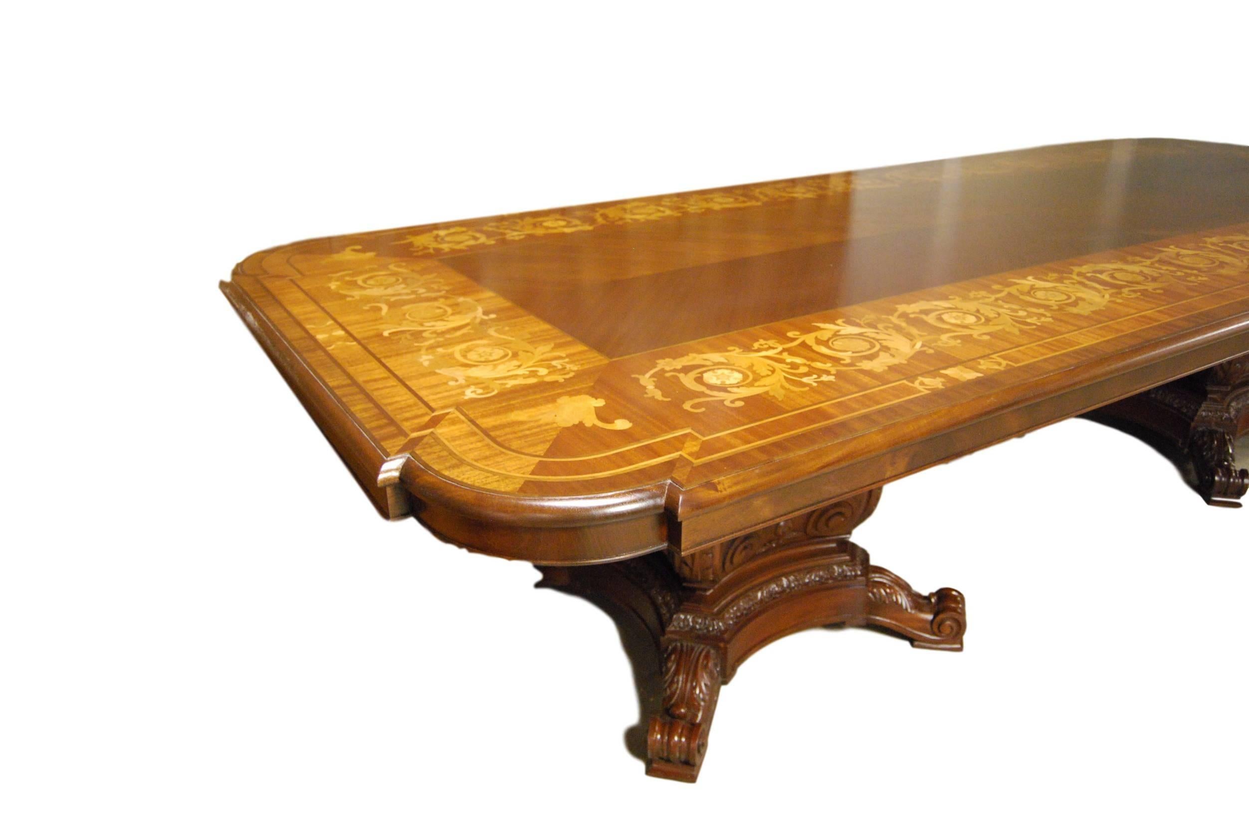 Cette table à manger néo-rococo au design fabuleux présente une marqueterie en placage d'érable et un acajou crocheté au centre.