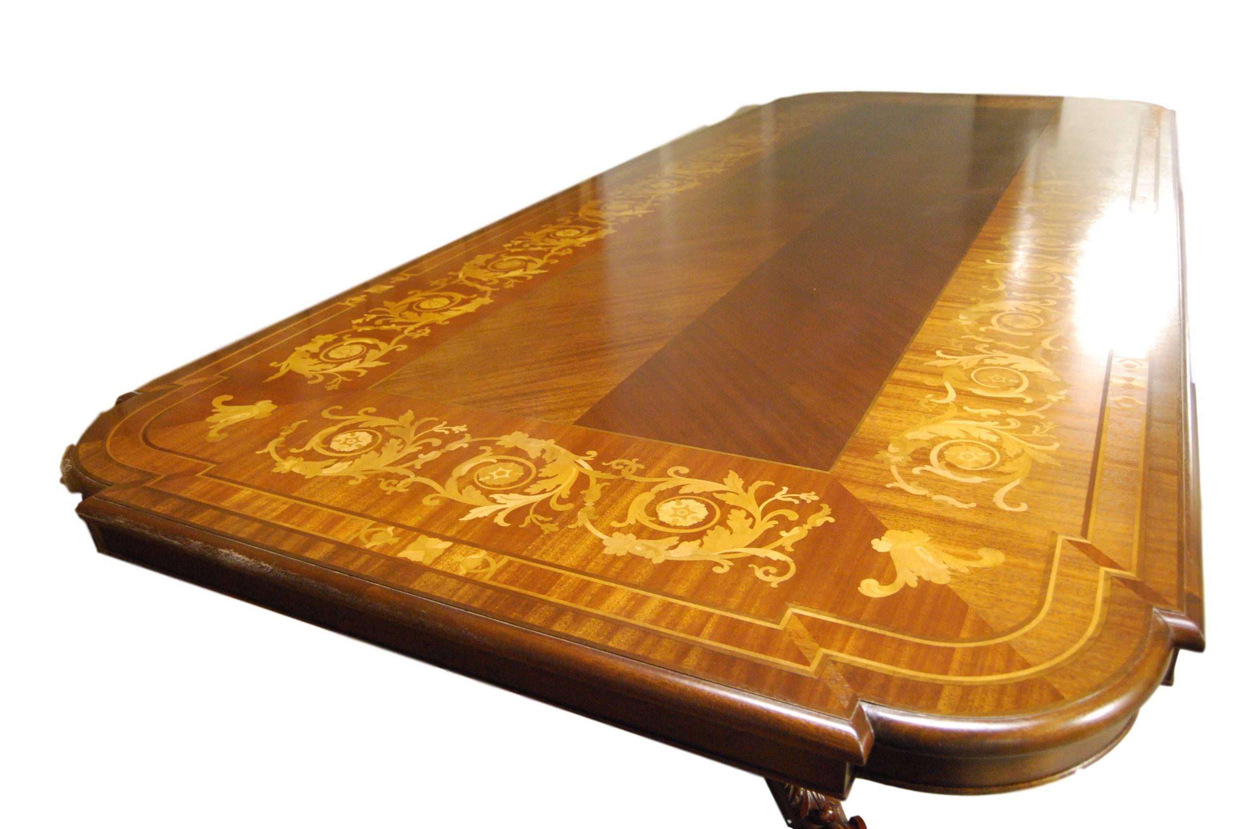 Néo-rococo Table en placage d'érable et acajou de style néo-rococo en vente