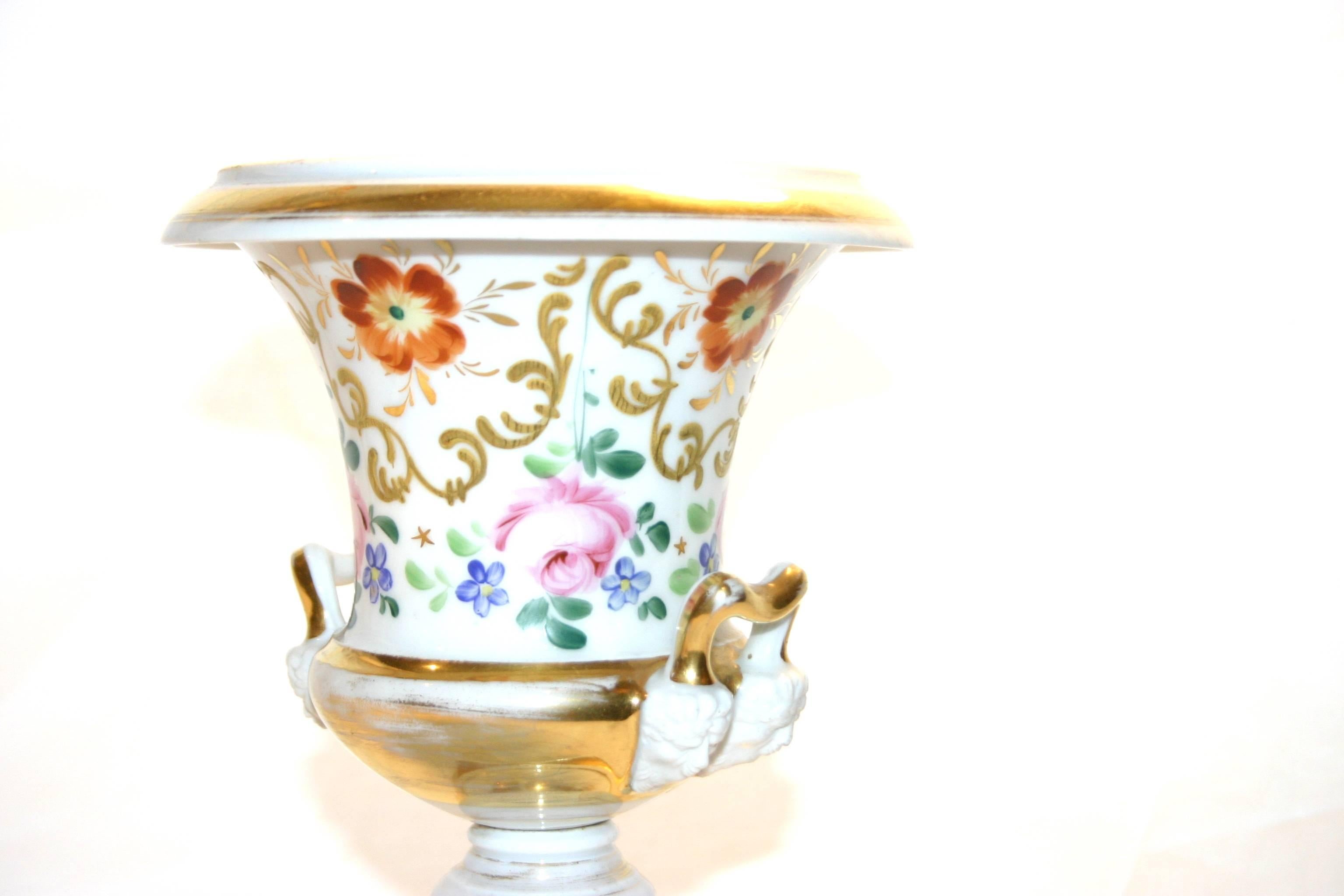 Early 19th century old Paris porcelain vase, hand-painted floral detailing and gilt gold design details on a white base.
Measures:
8.5