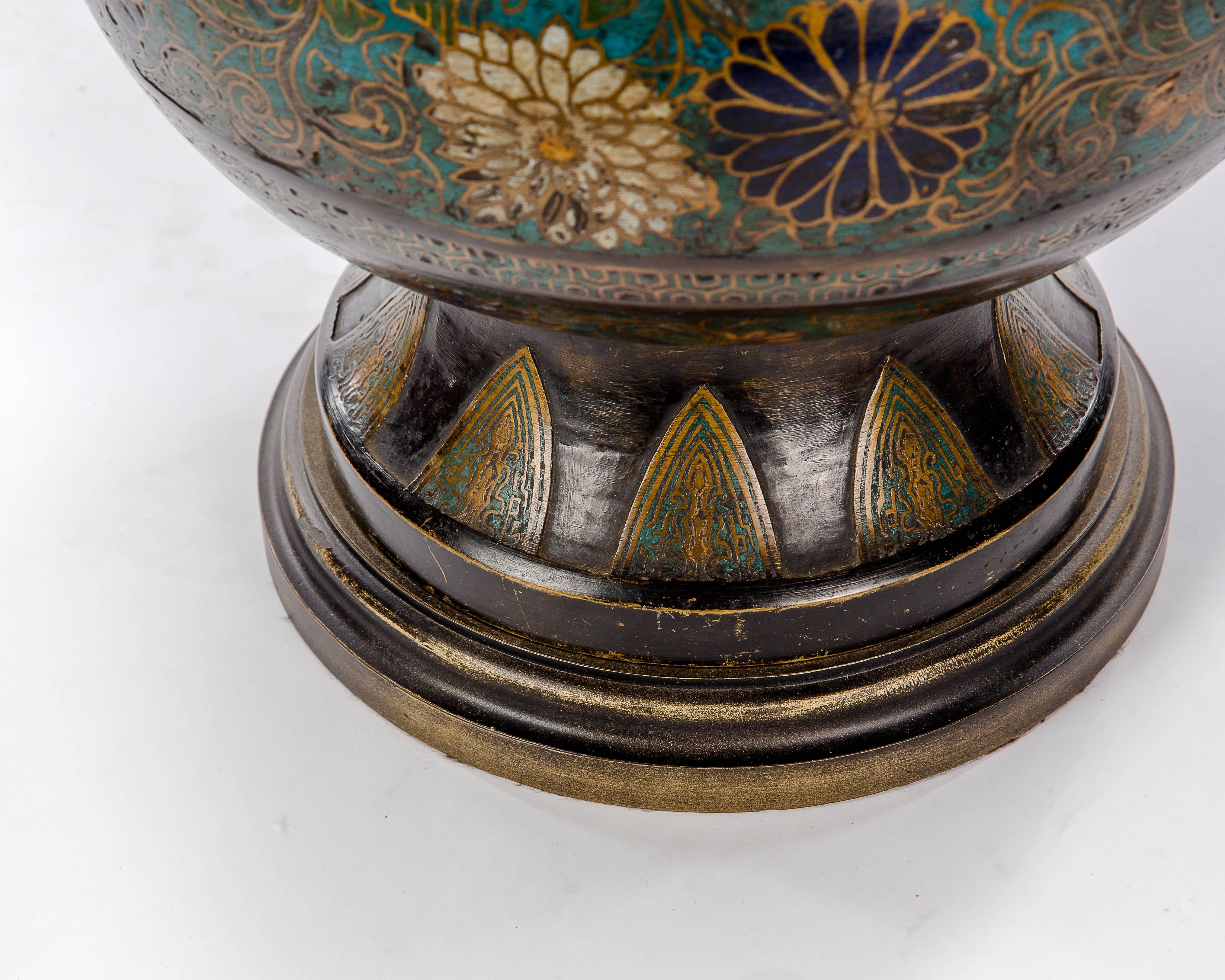 Dies ist eine handbemalte, antike asiatische Cloisonné-Vase, die in eine Lampe umgewandelt wurde. Das Muster auf diesem Stück ist extrem kompliziert und in fabelhaftem Zustand.

Maße: 23