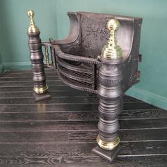 Grille de cheminée à pilier Philip Webb en fonte et laiton