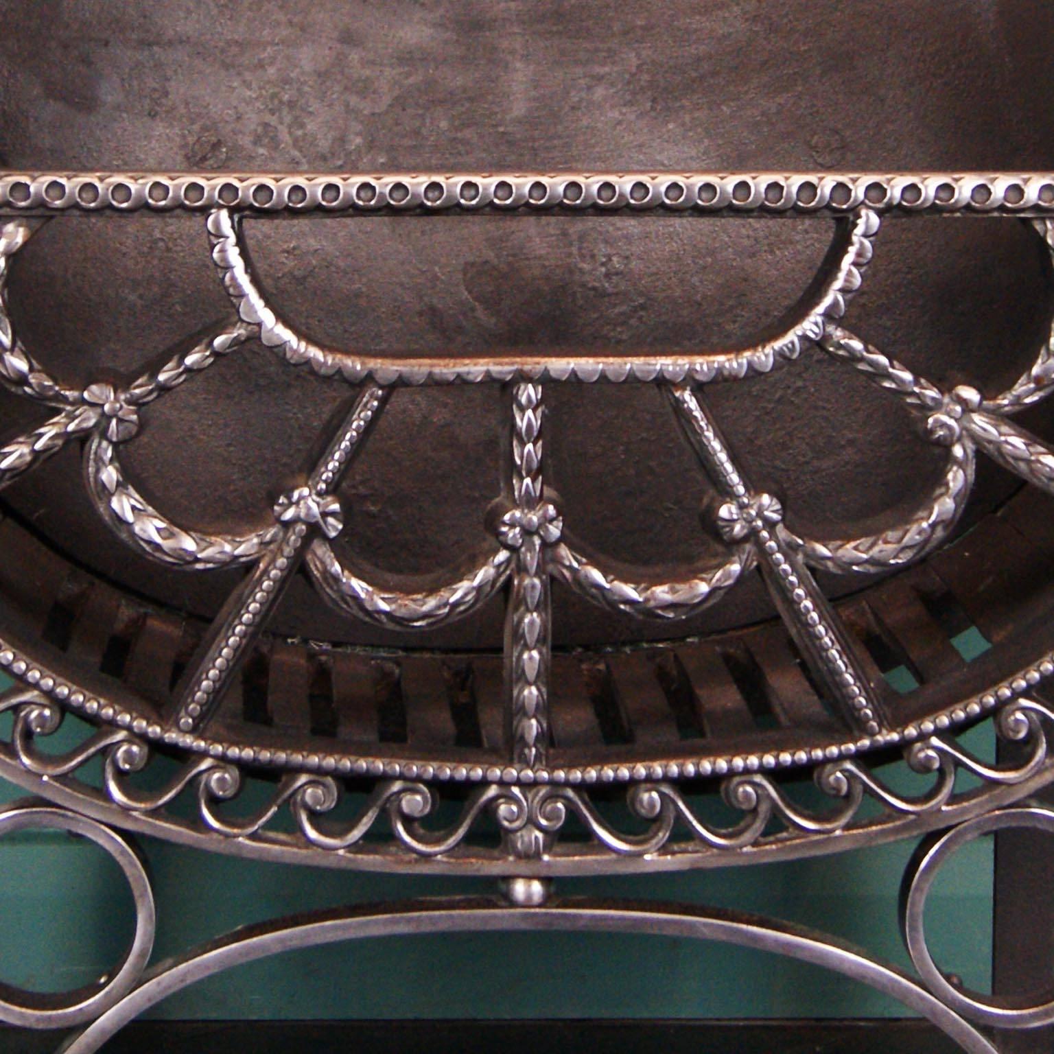 Large English Wrought and Cast Iron Fireplace Fire Grate In Excellent Condition For Sale In London, GB