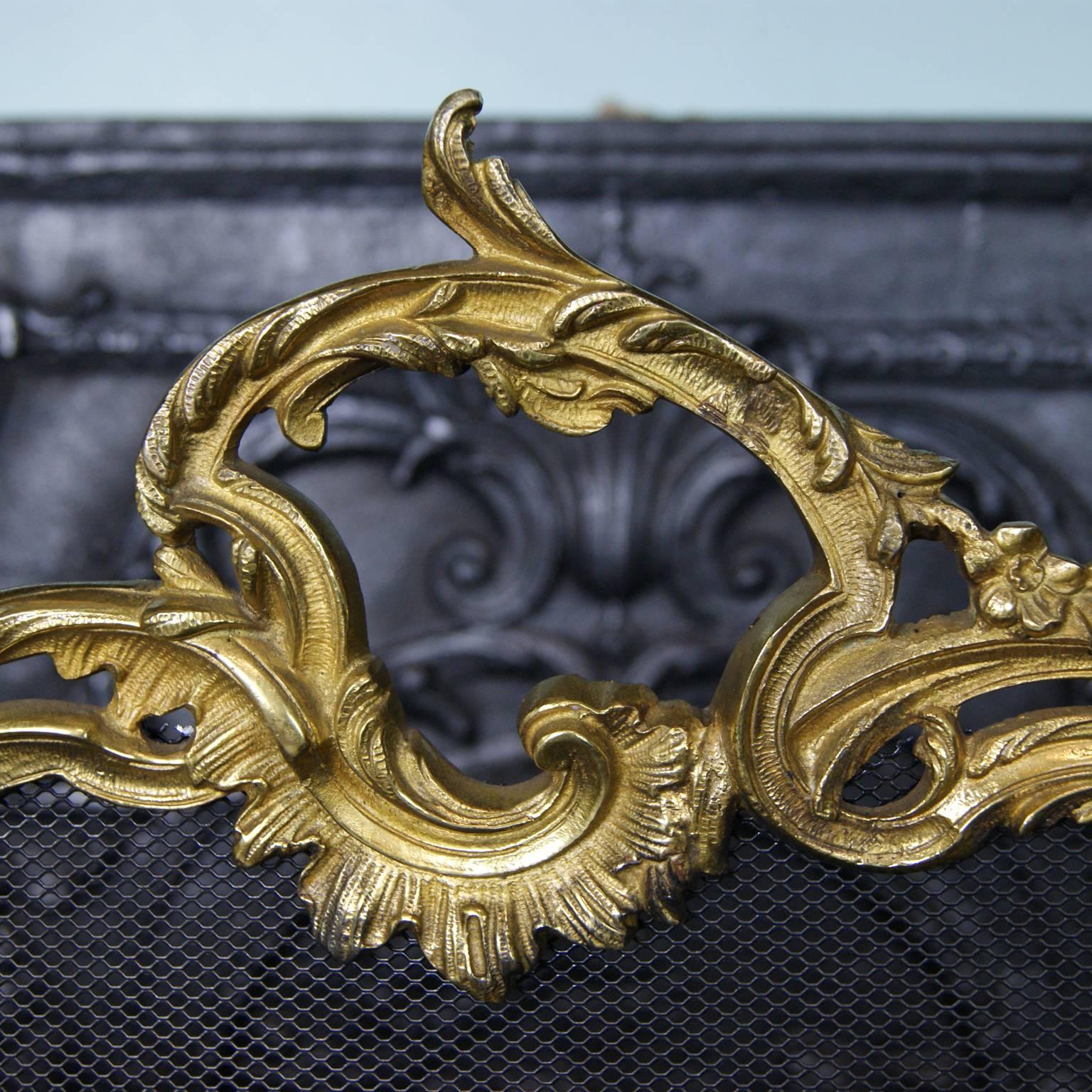 Gilt Brass Rococo Fire Screen In Excellent Condition For Sale In London, GB