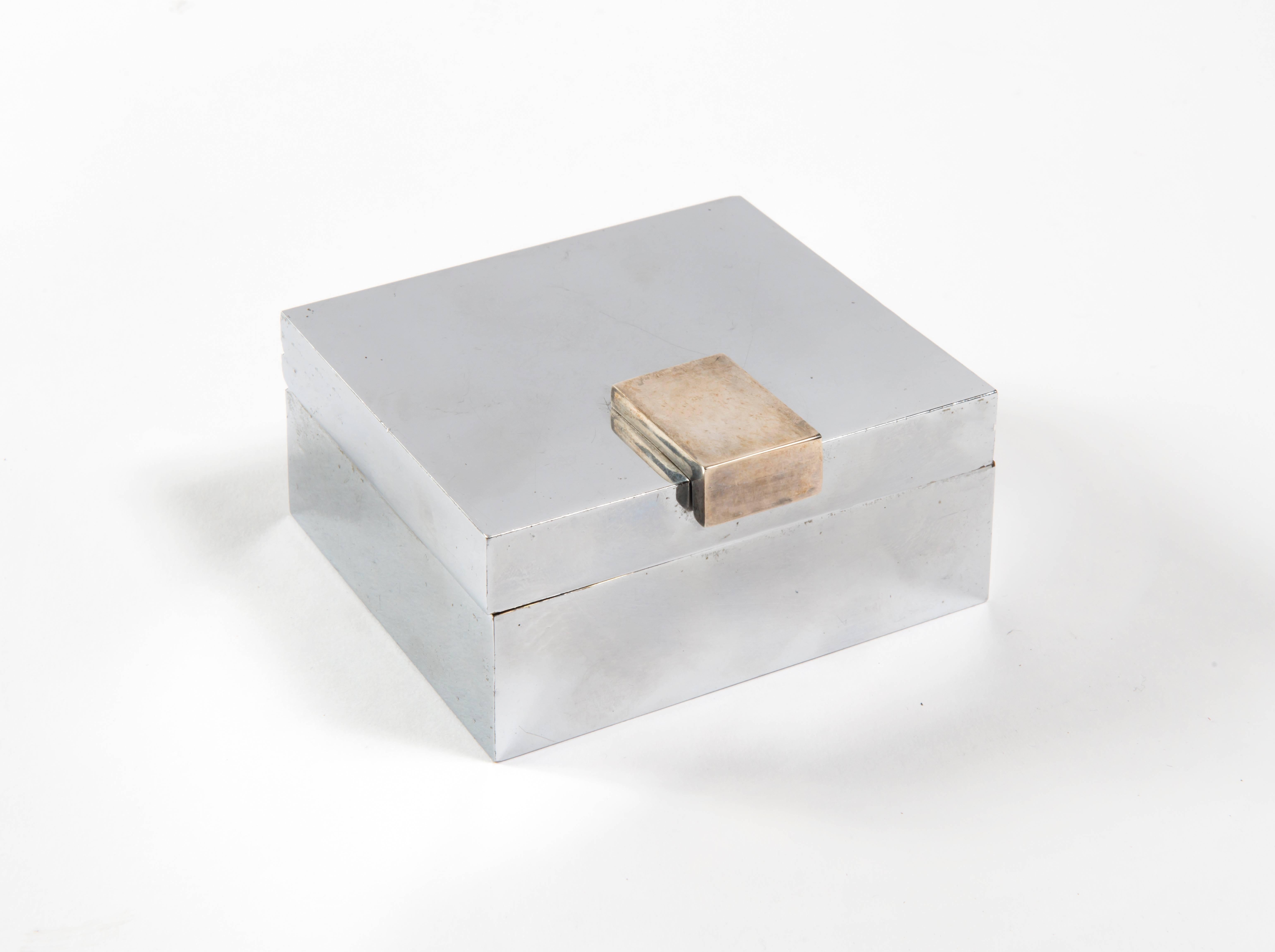 Box in silver nickel-plated metal. Underside stamped with 