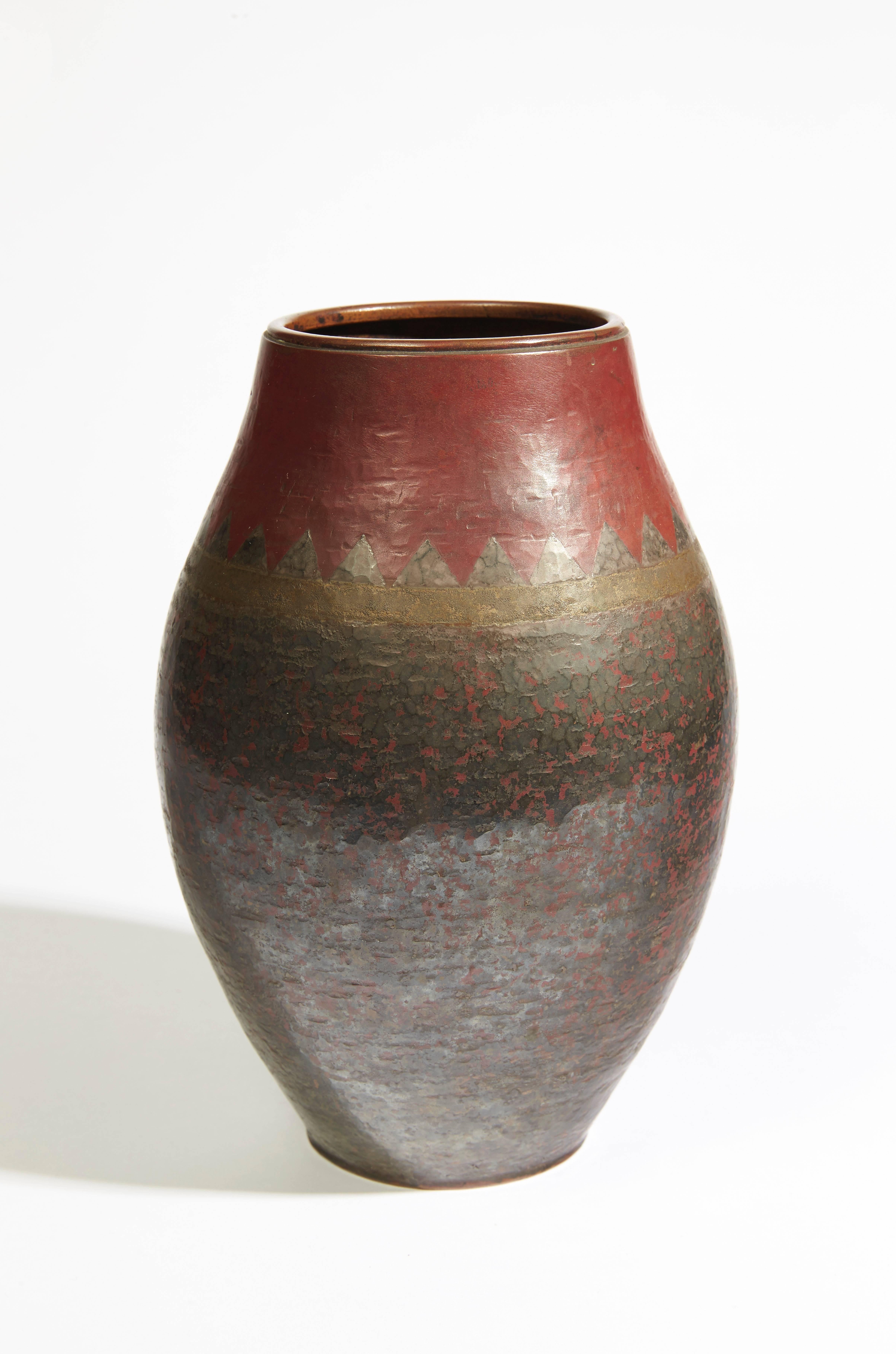 Vase in copper Dinanderie with geometrical decoration.
Signed CL-LINOSSIER under the base and numbered MA 343.
