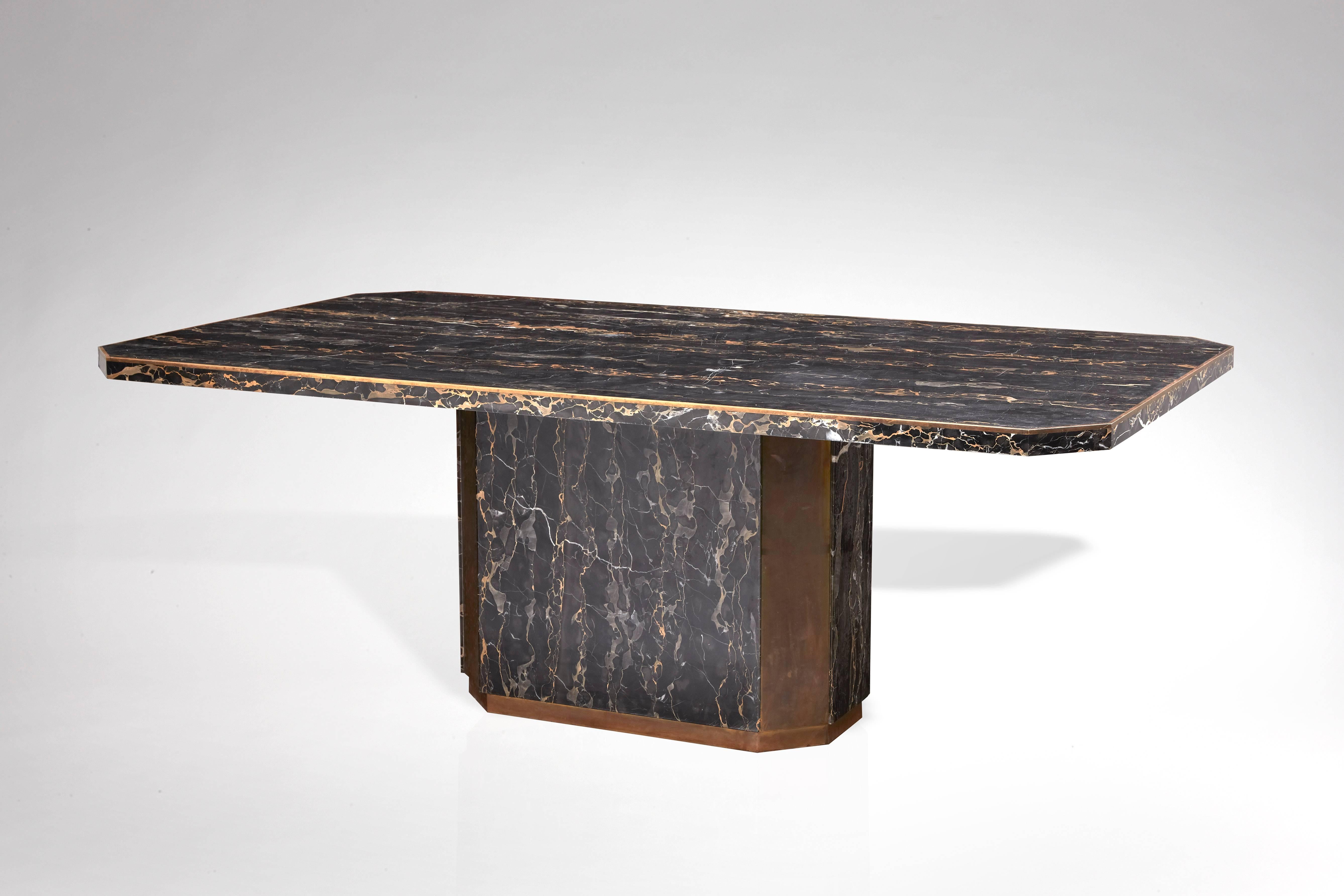 Dining-room table, circa 1940.
Dining-room in Portor marble. The plate circled with brass on a pedestal base covered with Portor marble with rounded edges and bronze plaques.
Weight : 350 Kg.

Origin
Hôtel particulier Art Déco à Monte Carlo.