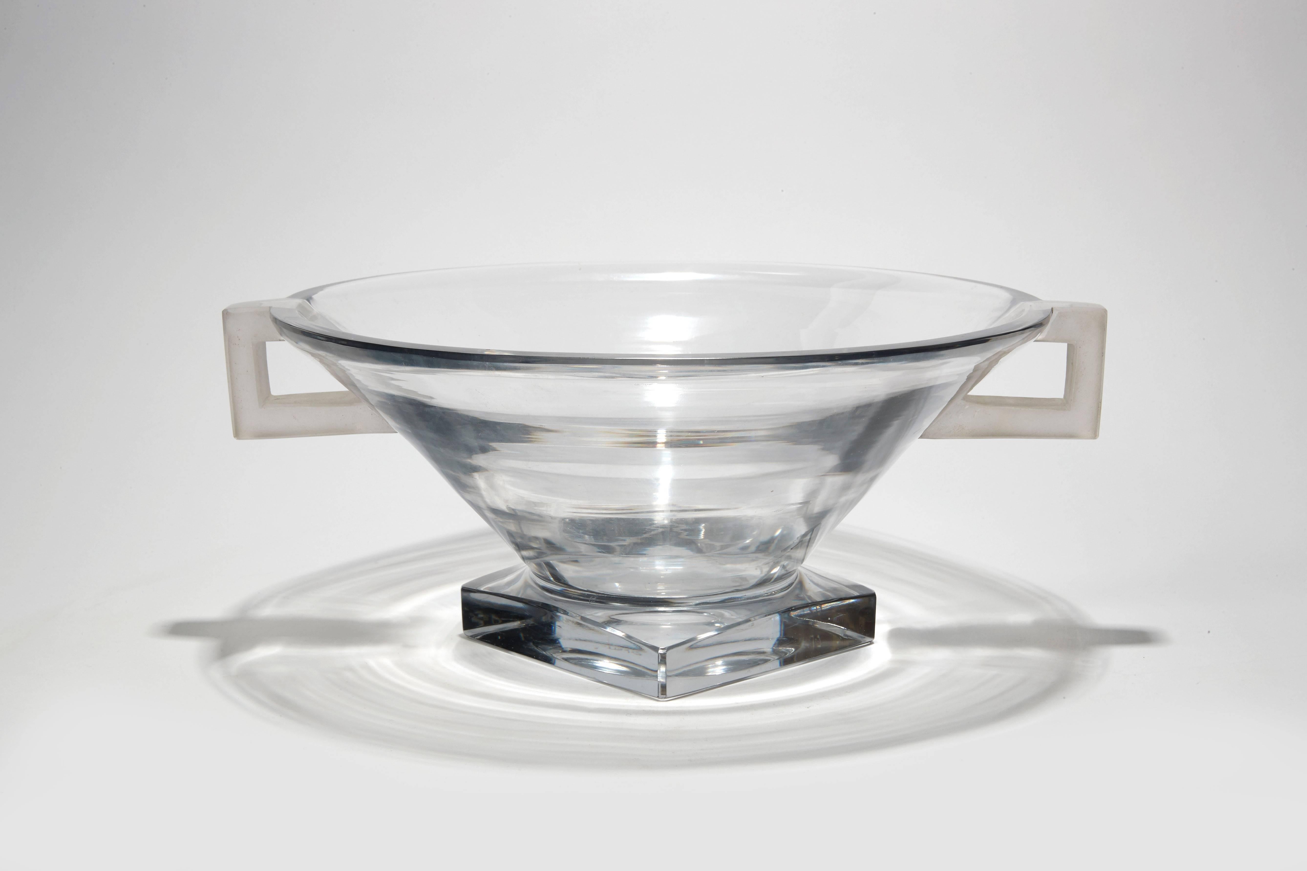 Cup by Aristide Colotte, circa 1930.
Circular-shaped crystal cup with squared base and two frosted glass squared handles. Engraved signature on the base.

Provenance: Chwast collection, France.

Bibliography: Mireille Mazet, A. Colotte,