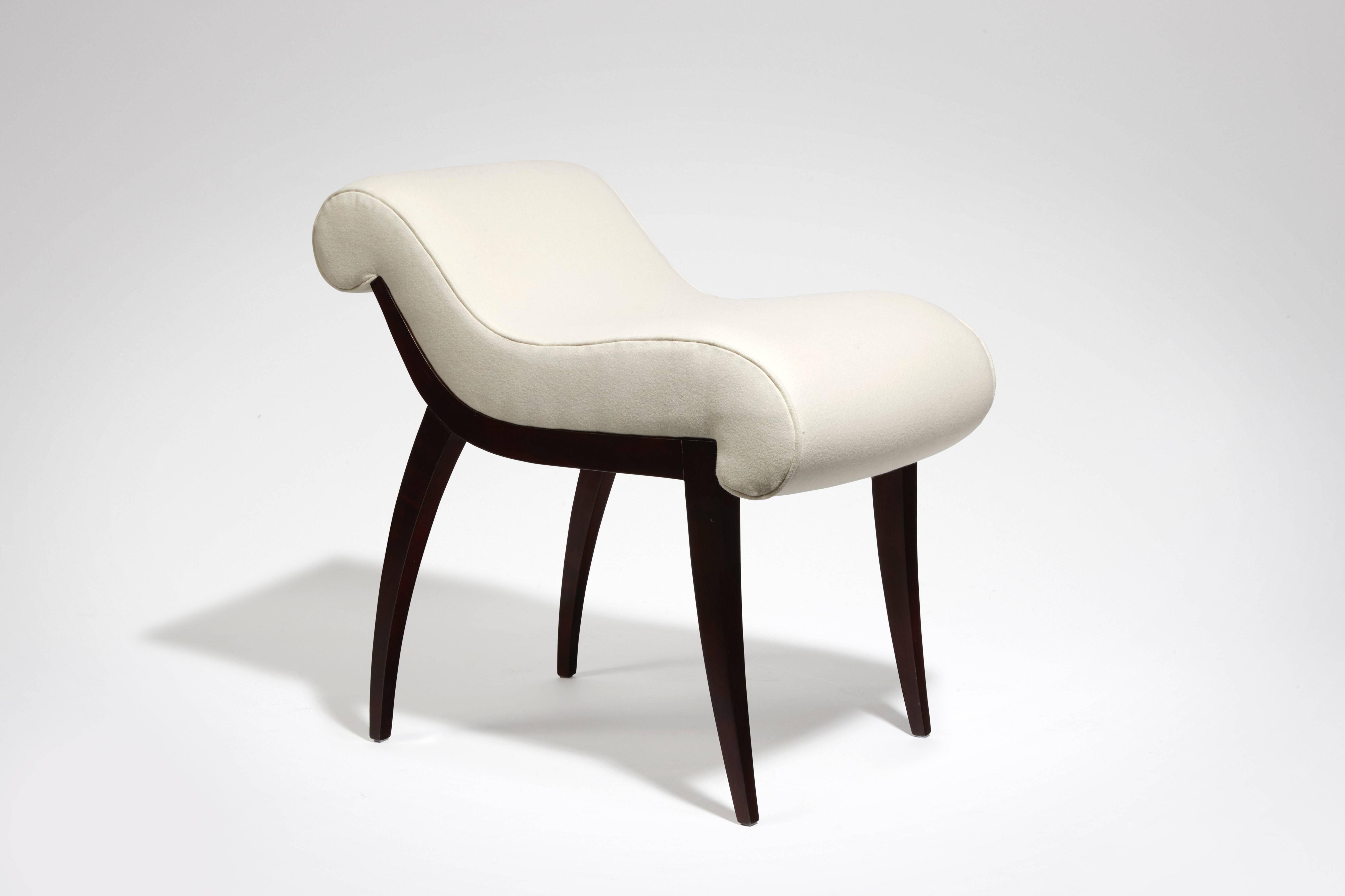 In maple, curved seat covered with white cotton, sabre base.

- Félix Marcilhac, 