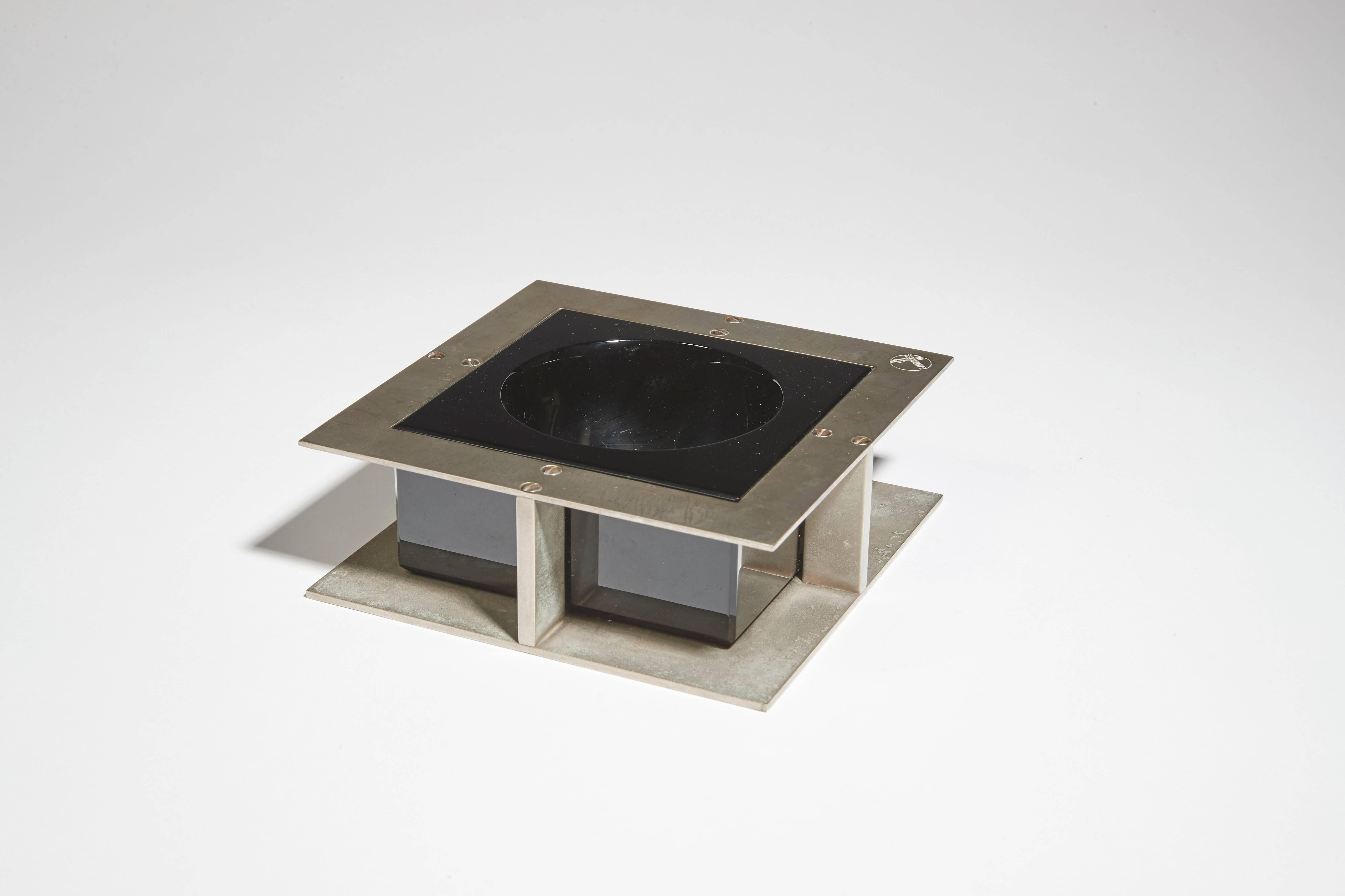 Modernist coin tray, circa 1930
With a square nickel-plated metal structure surrounding a black opal glass
Signed with the stamp 