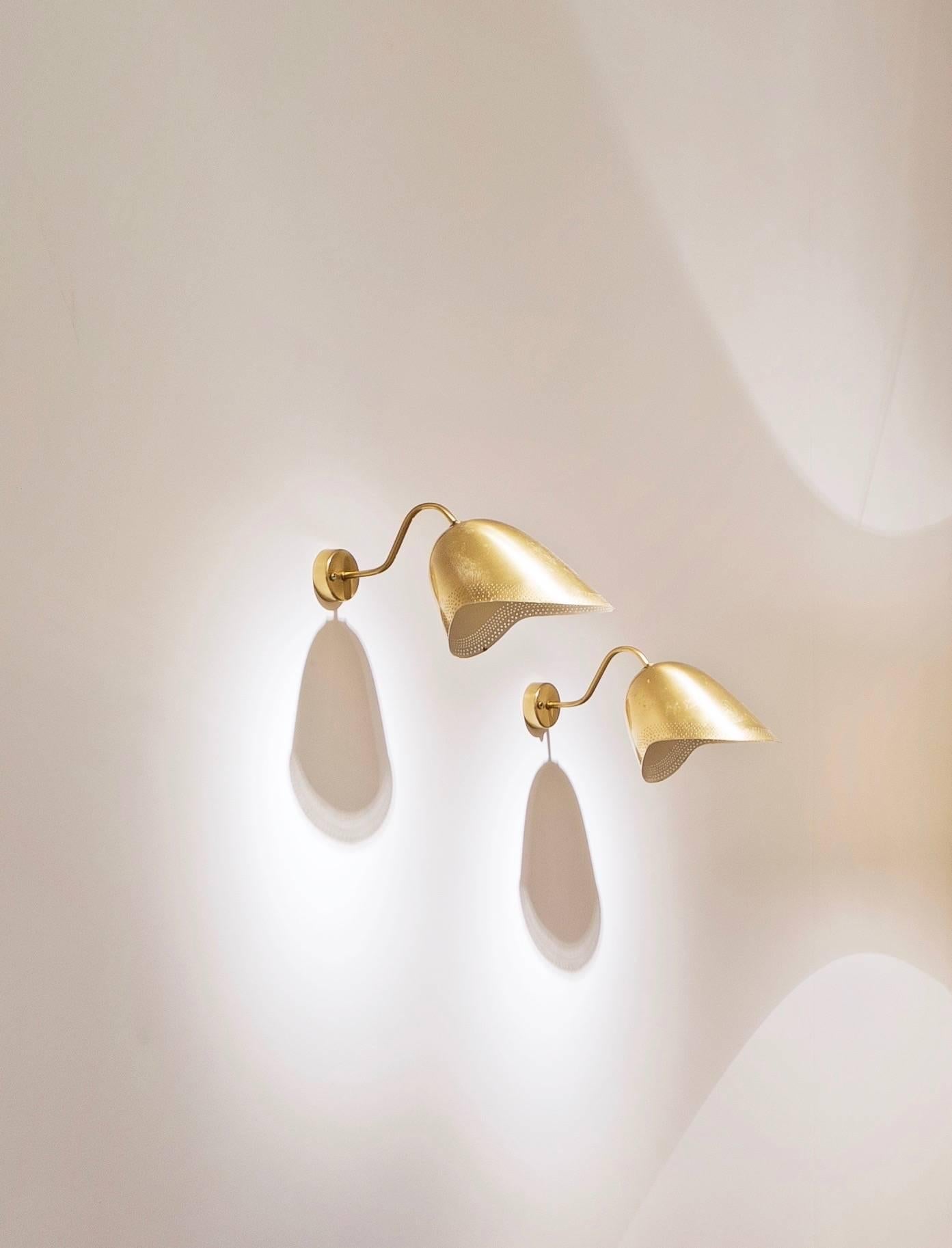 Pair of sconces made in brass perforated on the edges and white lacquered metal.
Edited by Bröderna Malmströms Metavllvarufabrik.

Four sets of two sconces are available.