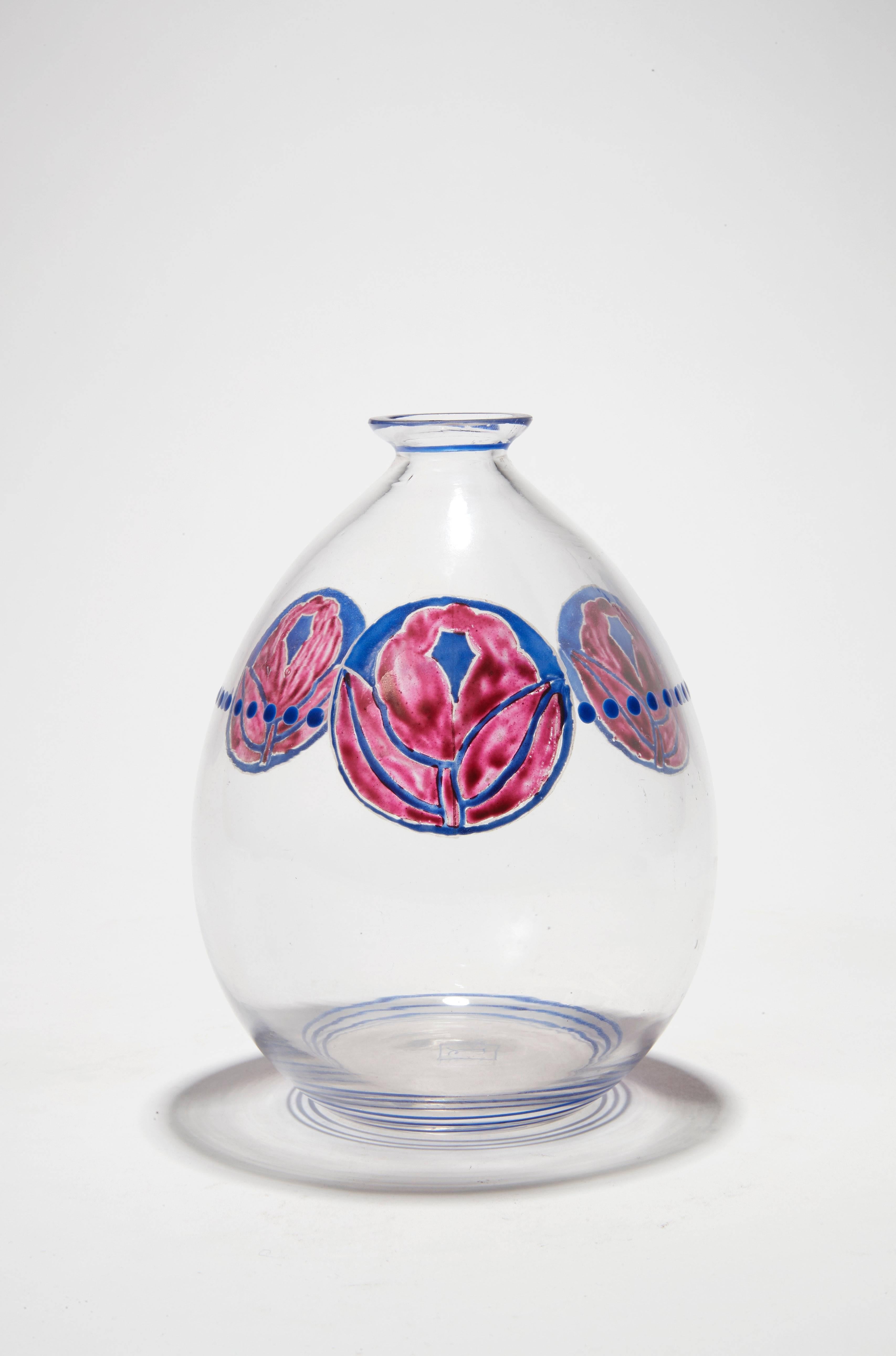 Vase pyriforme en verre blanc transparent soufflé et moulé, décor émaillé de motifs de roses rouges et bleues. Marque de l'artiste sous la base.