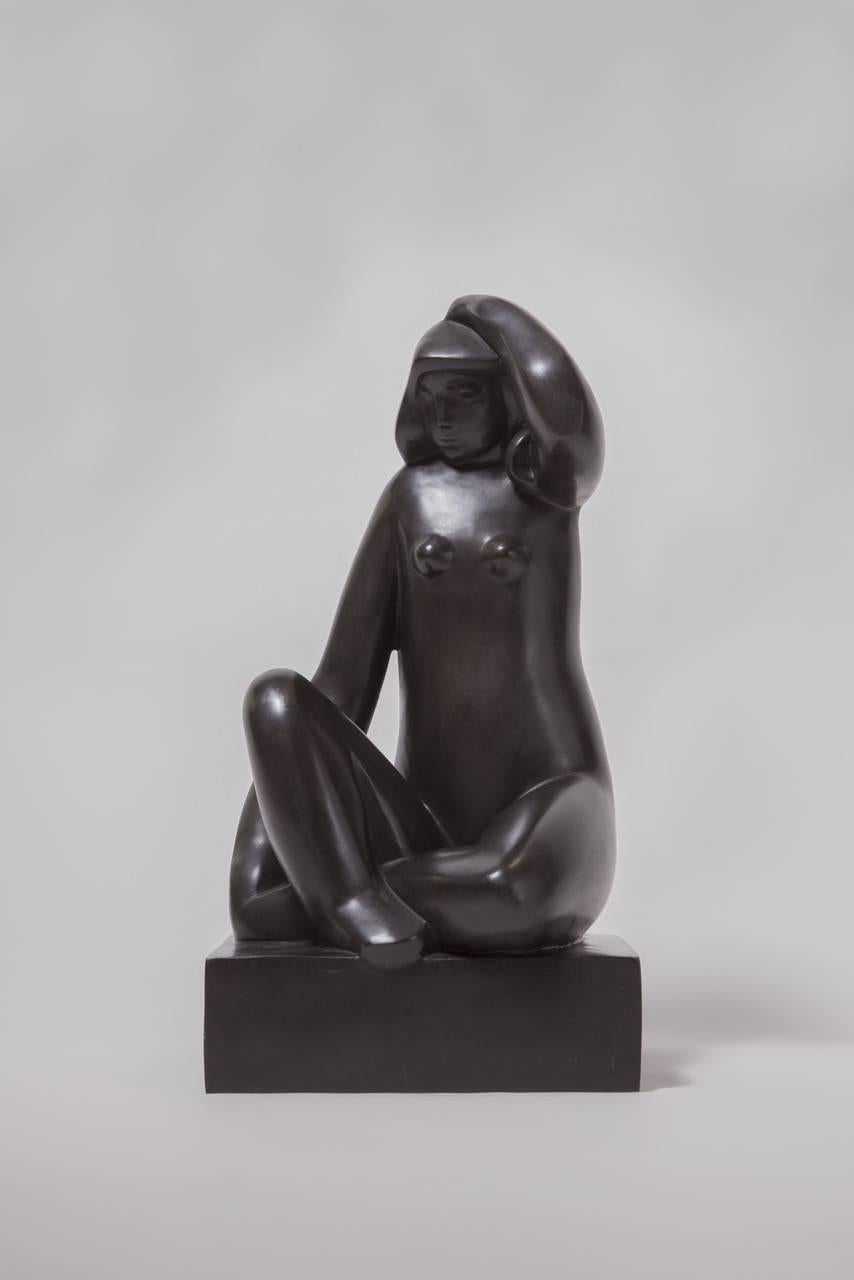Skulptur aus Bronze mit schwarzer Patina
Signiert und nummeriert. Gestempelt mit dem Gießereistempel Blanchet und der Bezeichnung AC (Atelier Csaky)
Das Modell von 1932, der vorliegende Guss ist eine postmortale Ausgabe der Gießerei Blanchet.