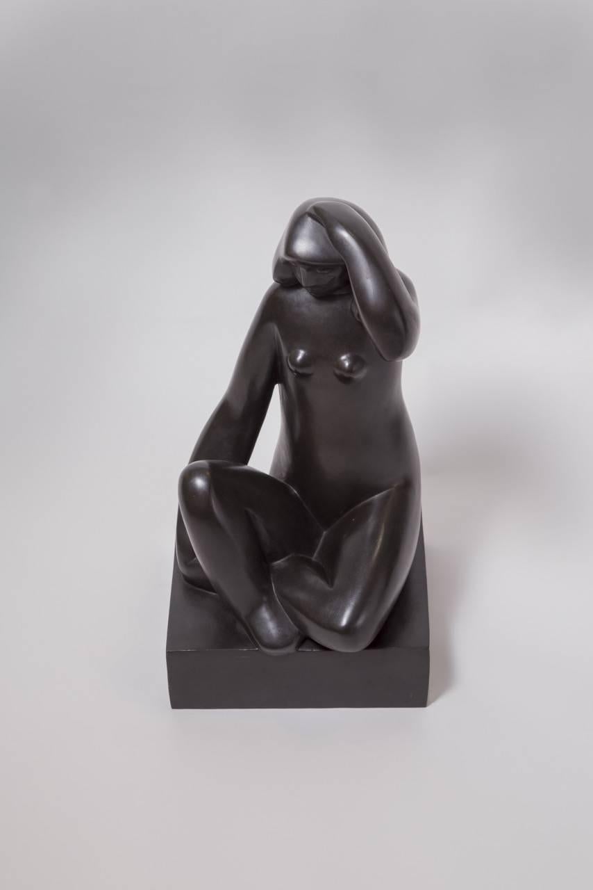 Patiné Sculpture en bronze « Woman Sitting Hand on Her Head » ( Femme assise avec une main sur la tête) de Joseph Csaky, 1932 en vente