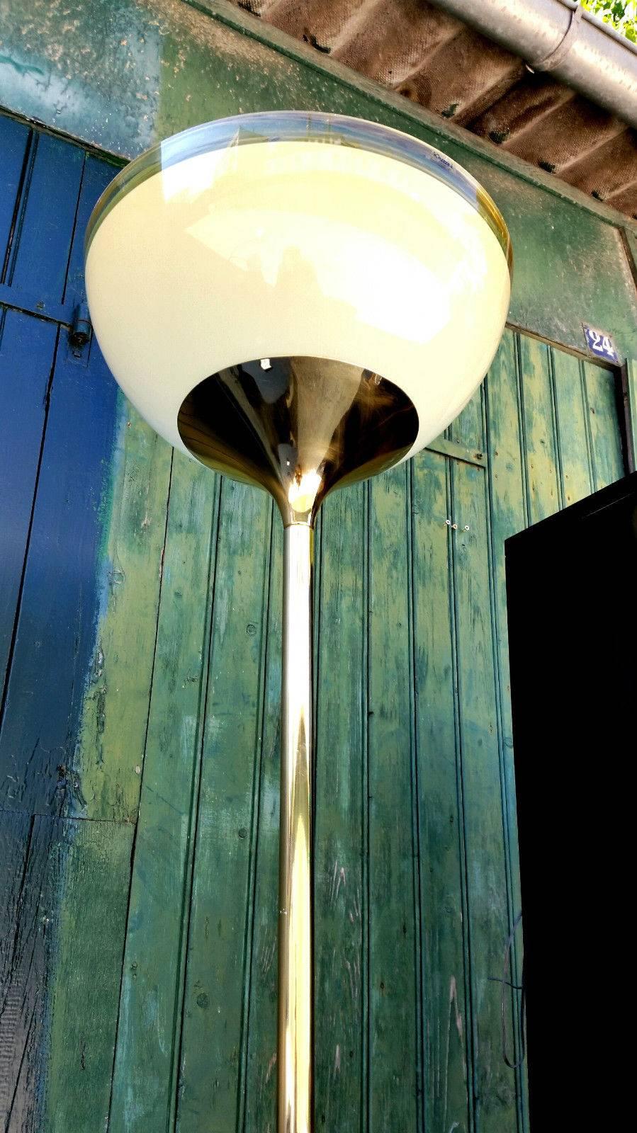 Beautiful and authentic Harvey Guzzini floor lamp, tulip base, gold metal in very good condition. Edited by Iguzzini, circa 1970.