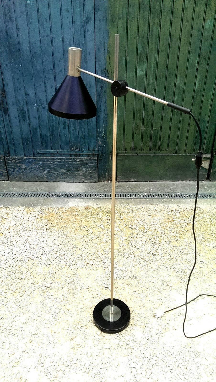 Giuseppe Ostuni attributed adjustable standard floor lamp, circa 1960.
Arms: 60 cm.