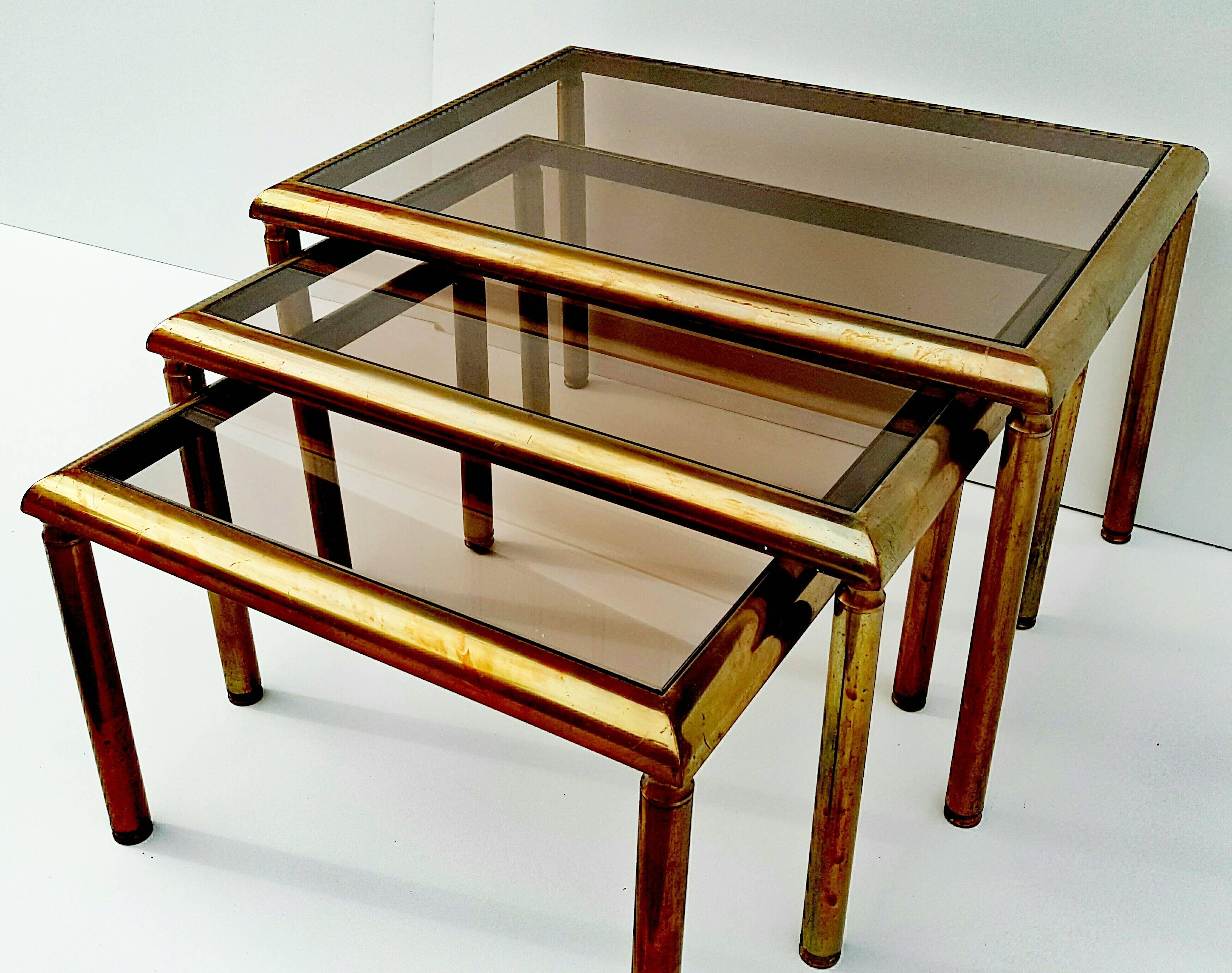 A nest of tables in brass and smoked glass.
Origin, France.
Very good vintage condition.
Big: 54 x 40 x 33.
Middle: 47 x 40 x 29.
Small: 40 x 40 x 26.