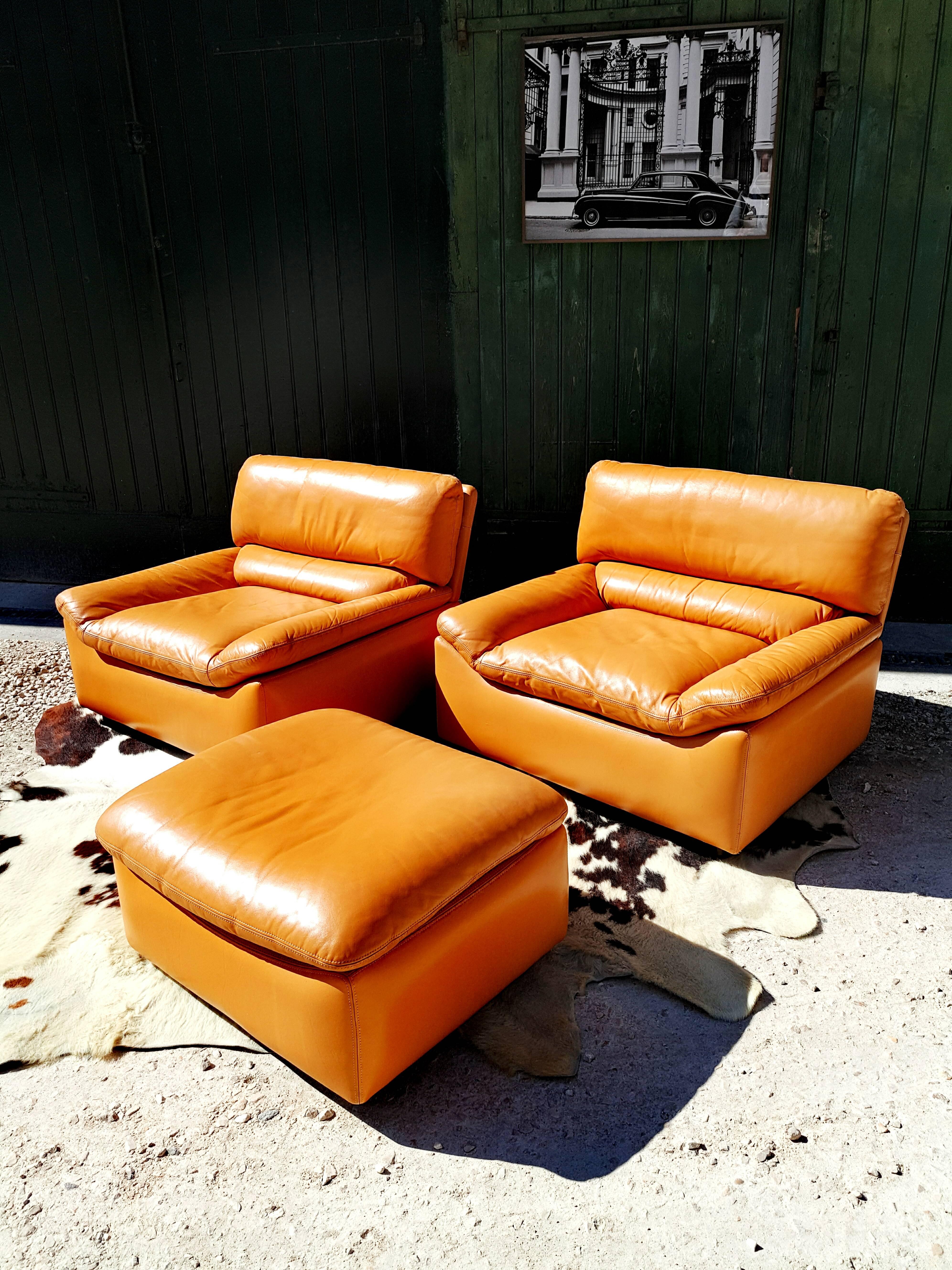 Pair of lounge chairs, in tan leather, with is own ottoman by Anita Schmidt for Durlet furniture, Belgium, 1970s.
In perfect vintage condition, the Belgium manufacturer Durlet can be compared to brands like De Sede and Wittman. Al known for their