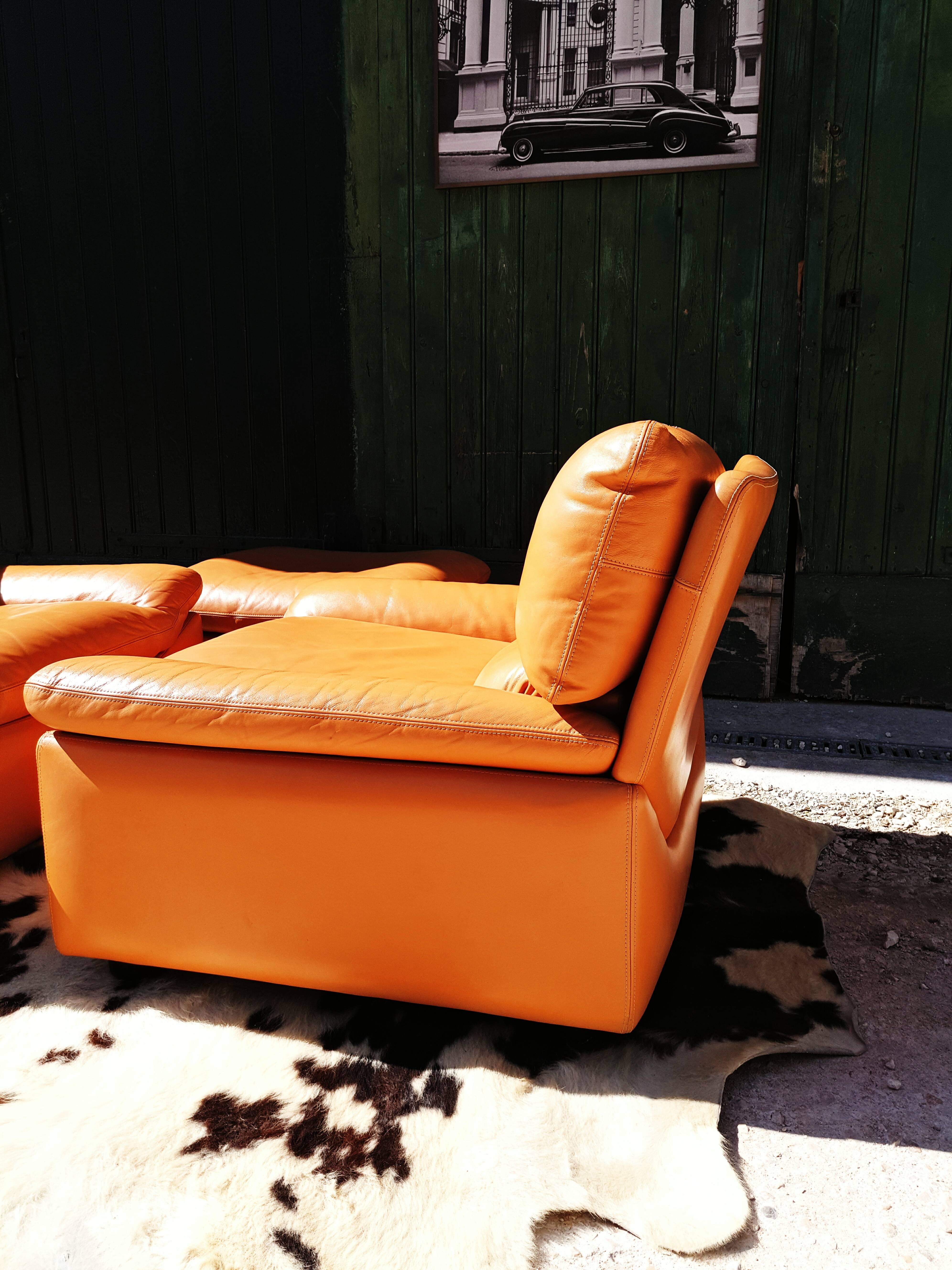 Pair of Tan Leather Lounge Chairs with Ottoman by Anita Schmidt for Durlet 1970s In Excellent Condition In L'Escala, ES