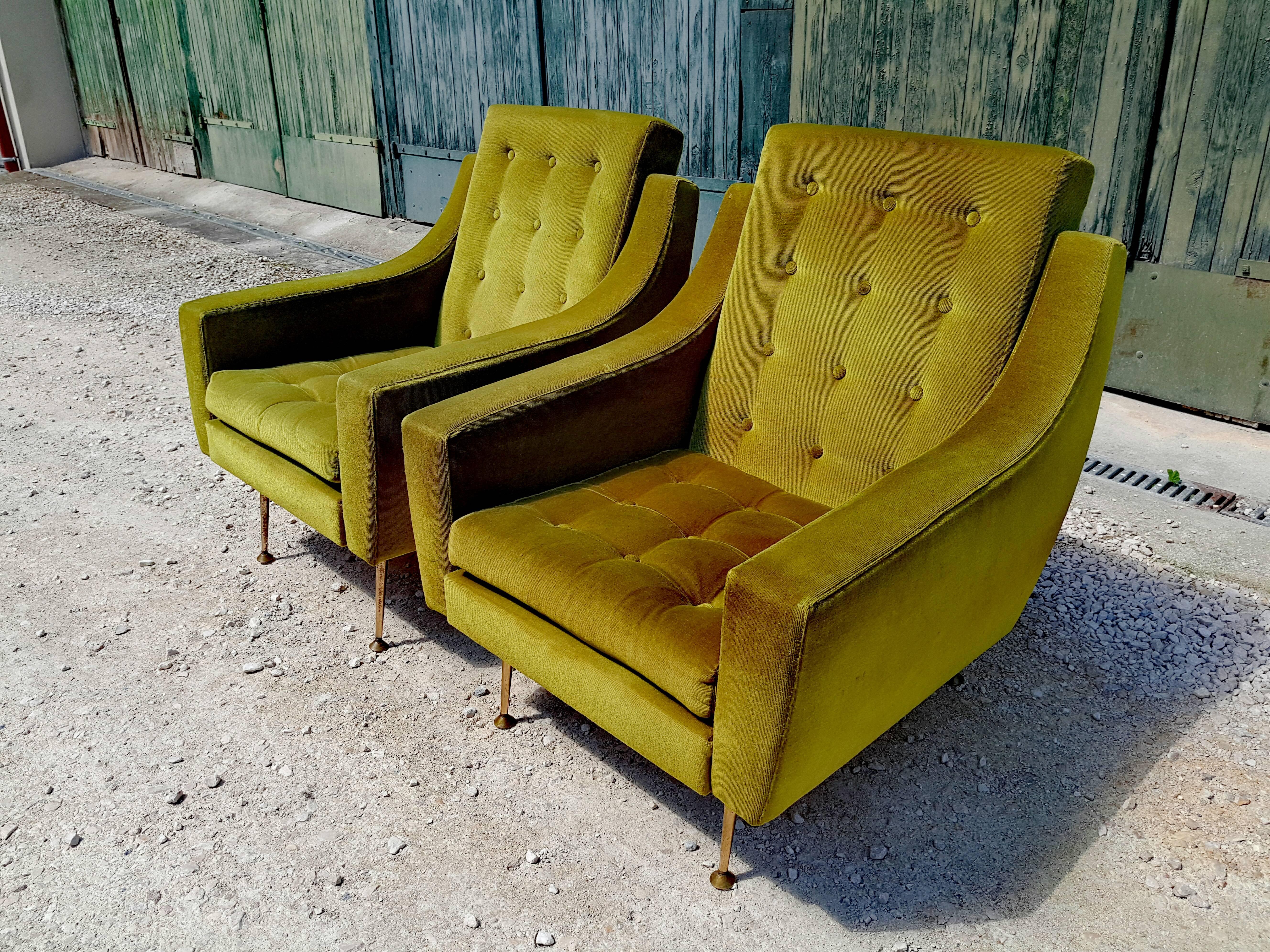 Pair of Italian armchairs with curved armrests and polished brass legs.
Original pistachio green velvet fabric in perfect vintage condition.