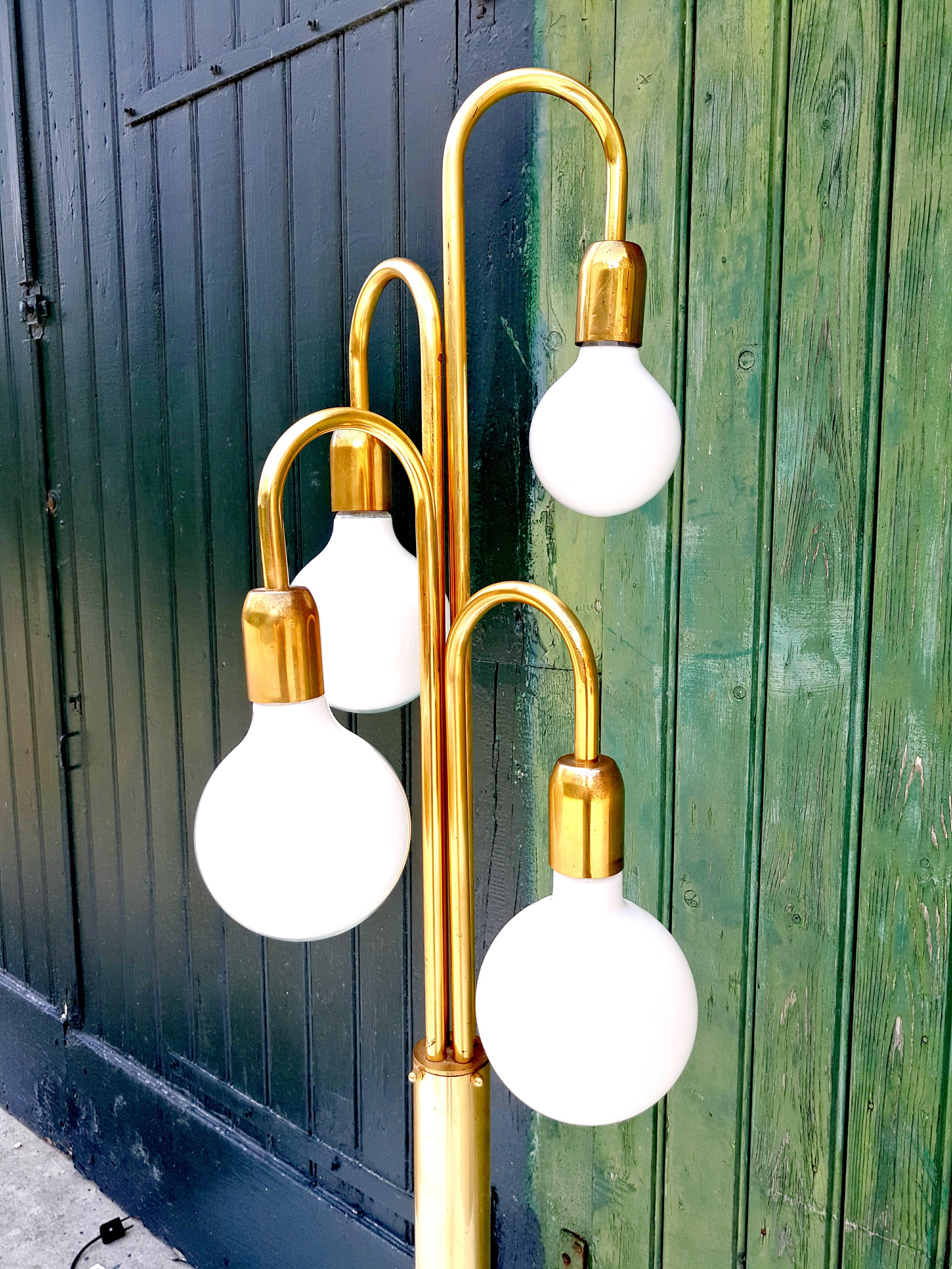 Beautiful brass floor spider lamp, with four lights, two button start, in perfect vintage condition.