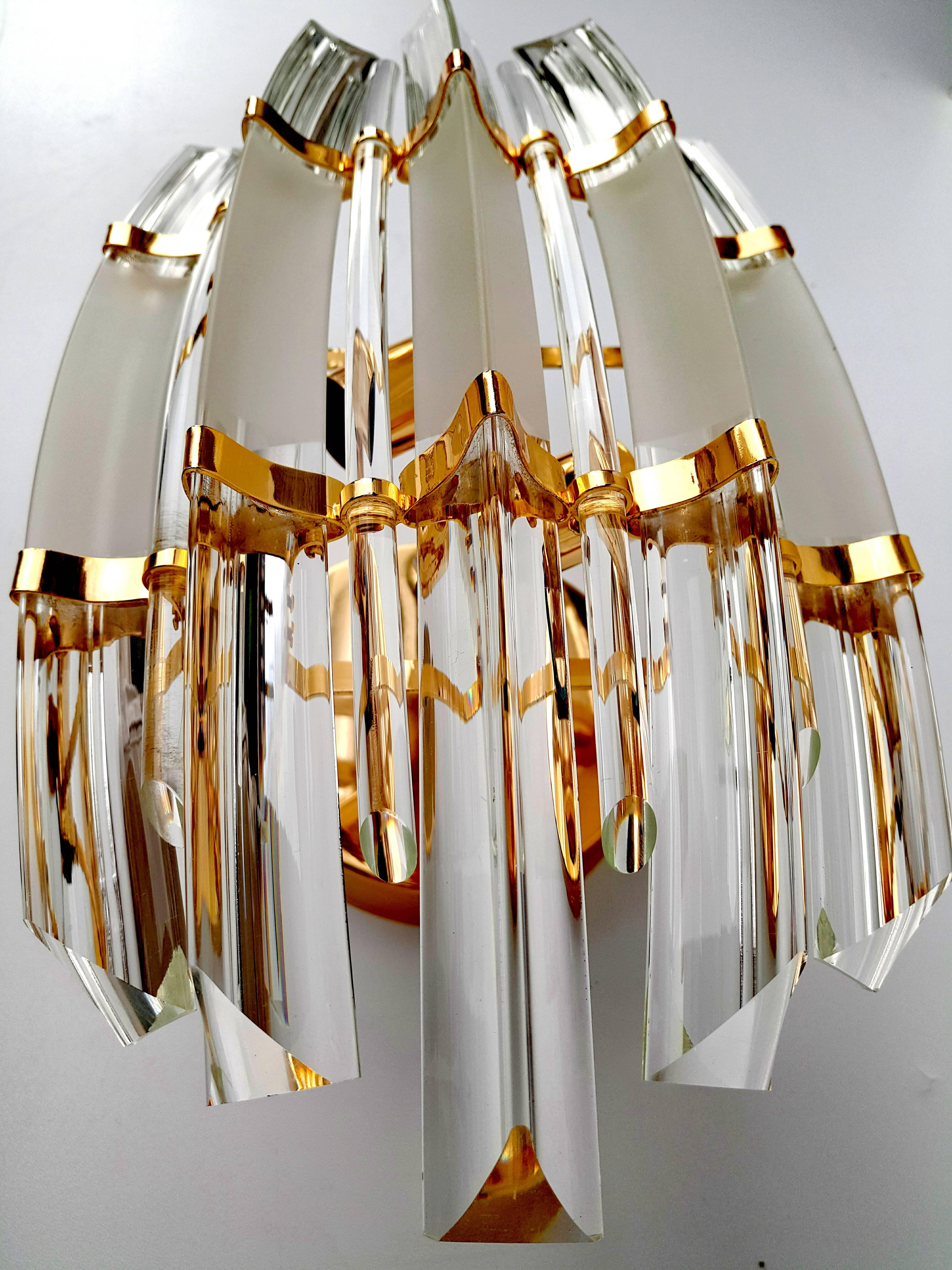Hervorragende und massive Venini Muranoglas-Leuchten oder -Hängeleuchten, Italien, 1960er Jahre.
Sehr große Wandleuchte aus Muranoglas (21,65 cm) mit fünf langen Prismenstäben aus kristallklarem Glas, die jeweils in eine Messingstruktur eingebettet