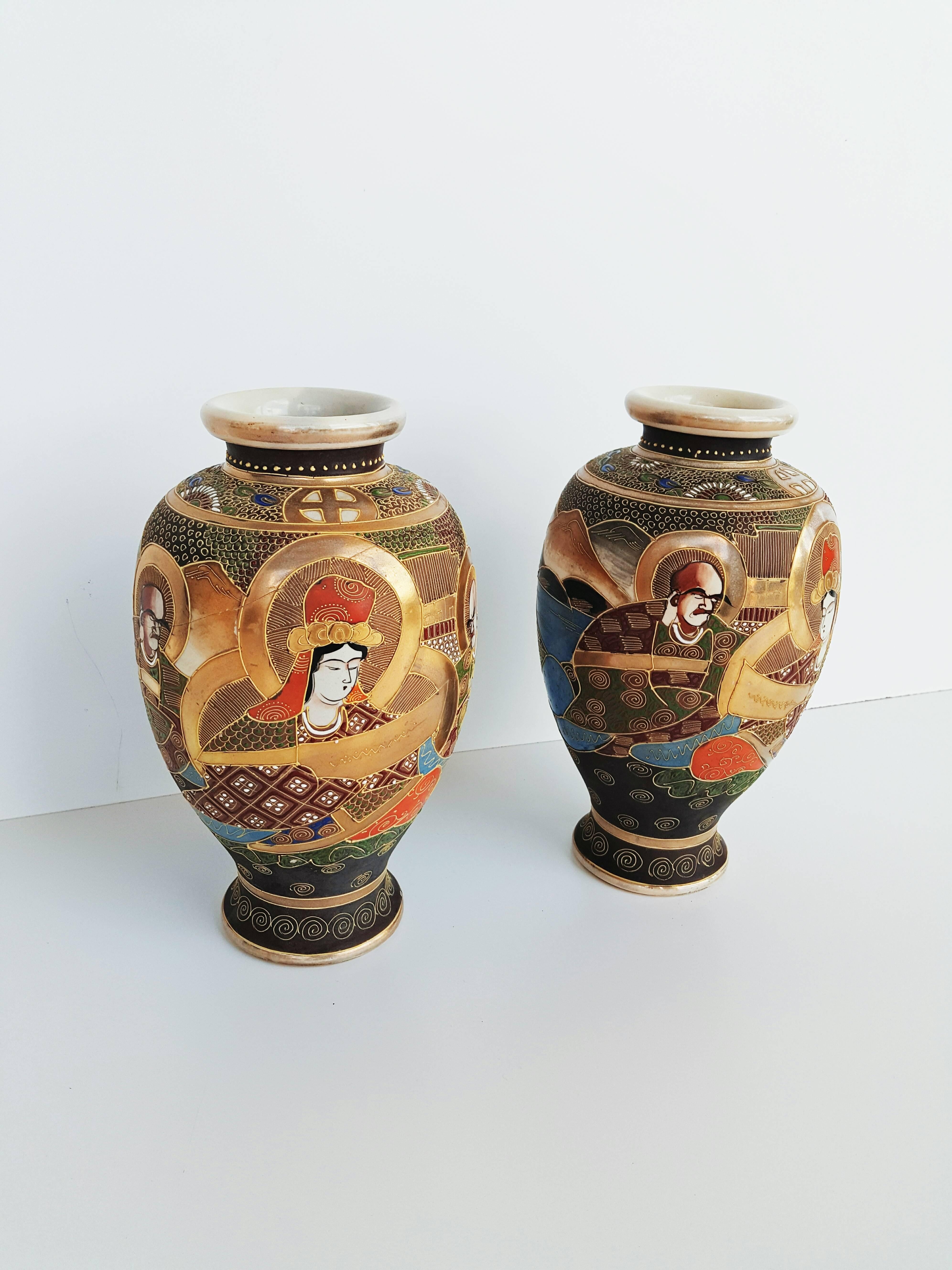 Beautiful pair of Satsuma vases, Japan of the early 20th century, 1920. Objects in hand-painted ceramic with relief decorations of nice fit and quality. Vases for lovers, antique dealers and collectors stamped under the base. Objects that can be