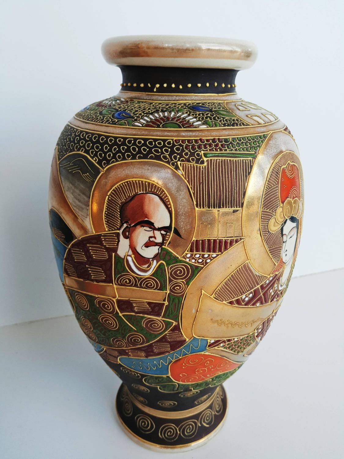 Early 20th Century Pair of Japanese Satsuma Vases in Painted Ceramic For Sale at 1stdibs