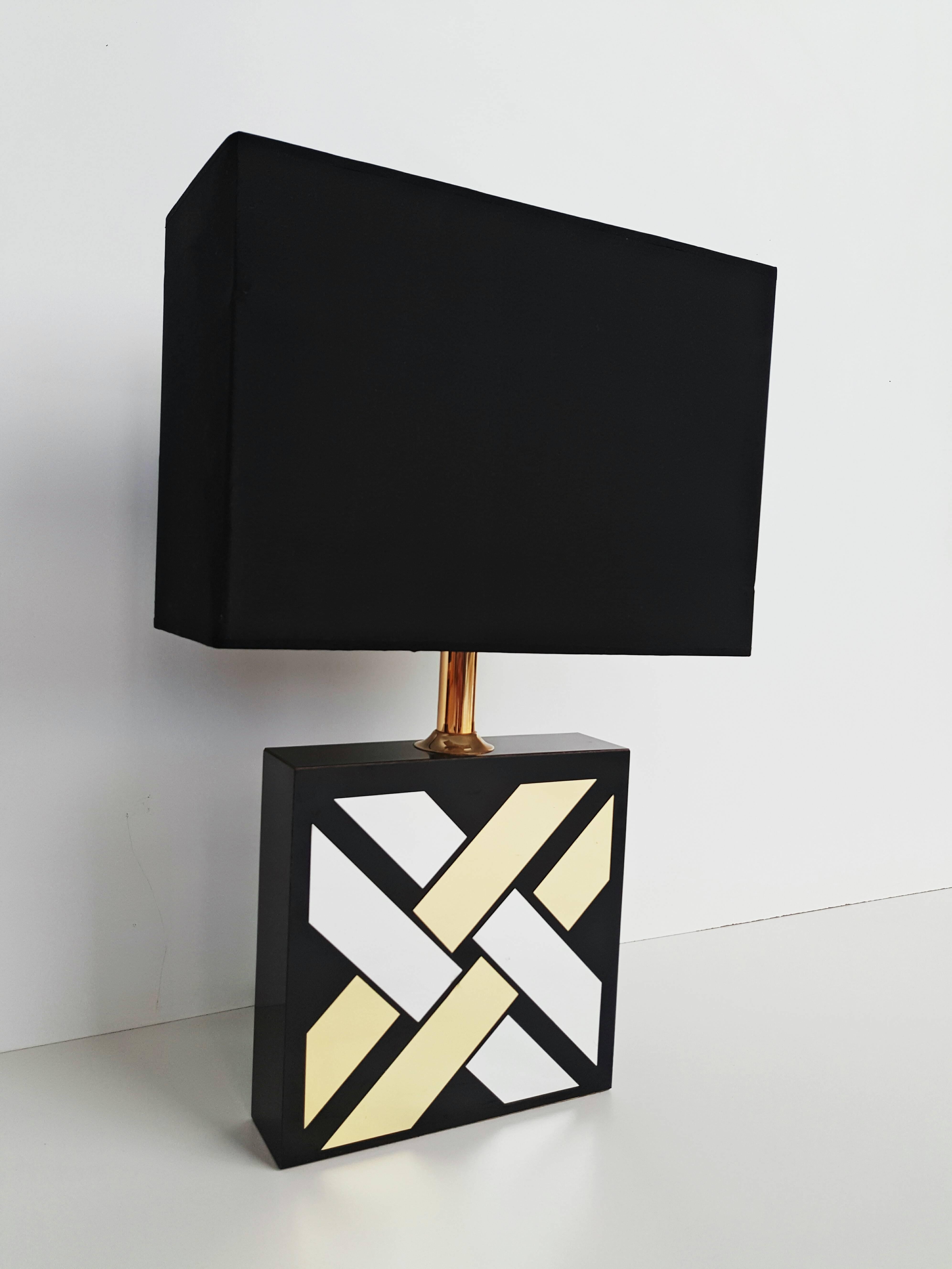 Beautiful Willy Rizzo table lamp, manufactured in 1970 in black lacquered wood, chrome polished and brass. Lampshade included.