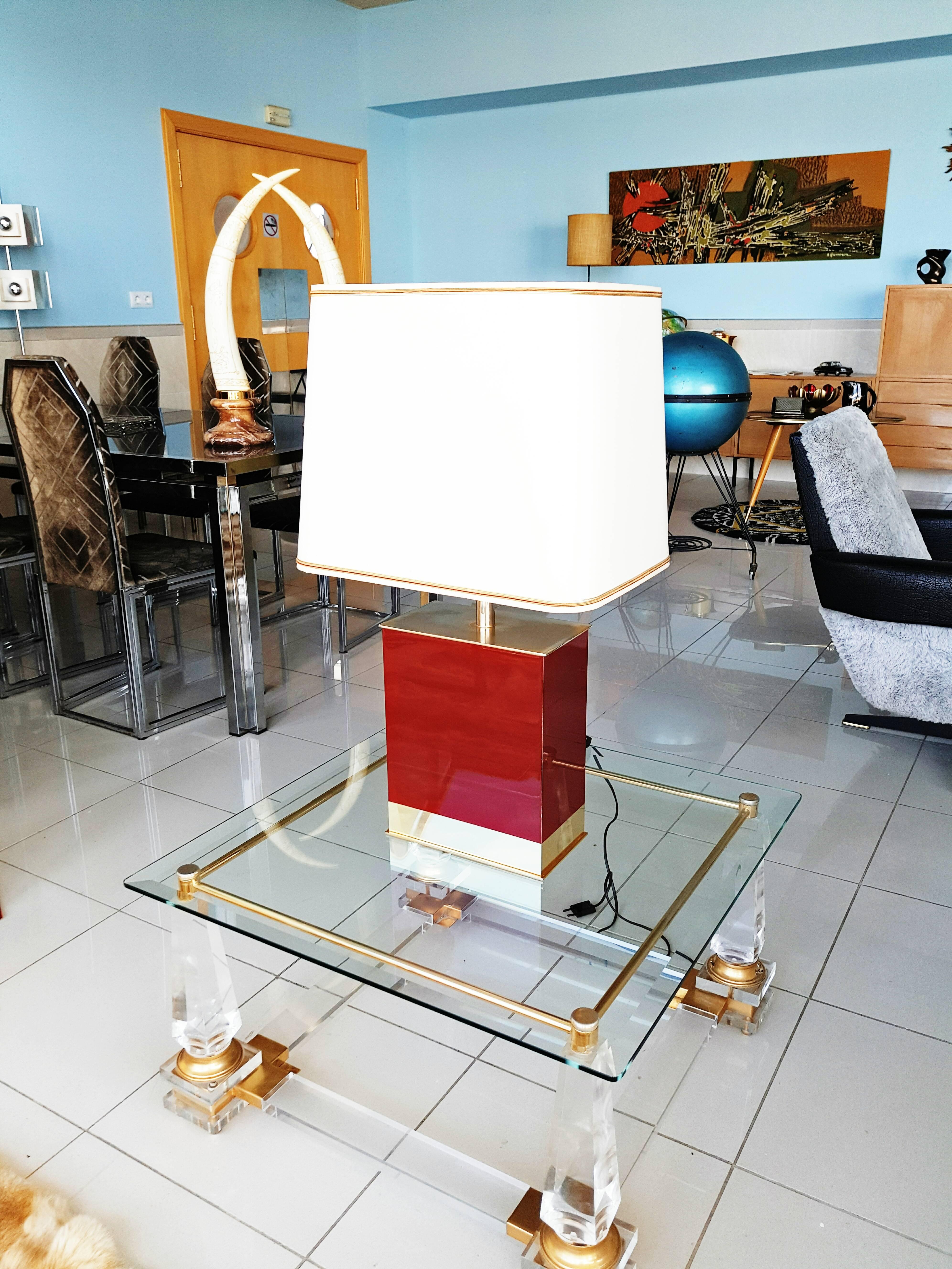 Beautiful largest burgundy lacquered and brass table lamp by Maison Jansen, circa 1970. In excellent vintage conditions.