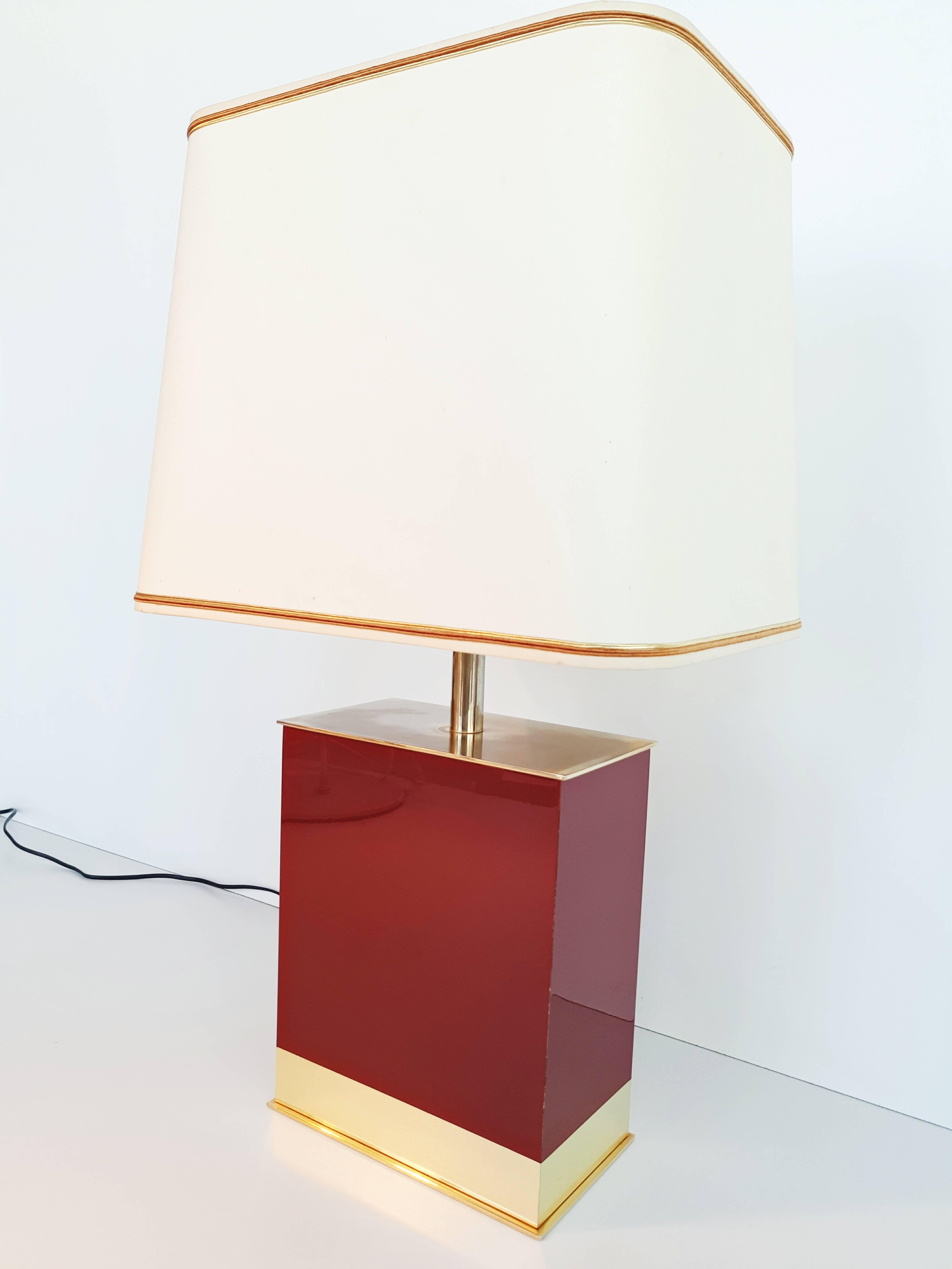 Largest Burgundy Lacquered and Brass Table Lamp by Maison Jansen, 1970s In Good Condition In L'Escala, ES