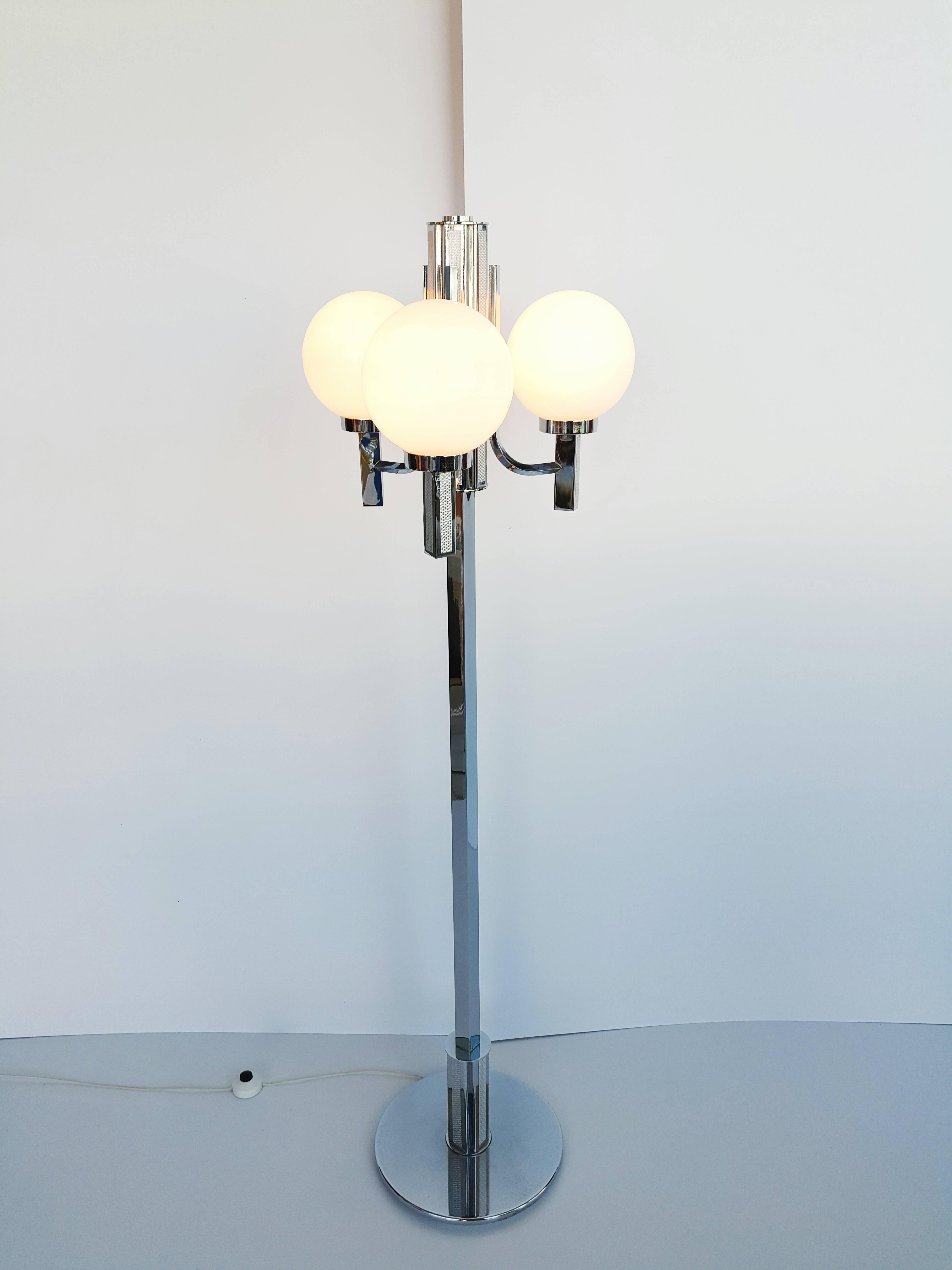 Large and beautiful floor lamp Gaetano Sciolari style, circa 1970, 
with three-branch, glass ball. In very good vintage condition.