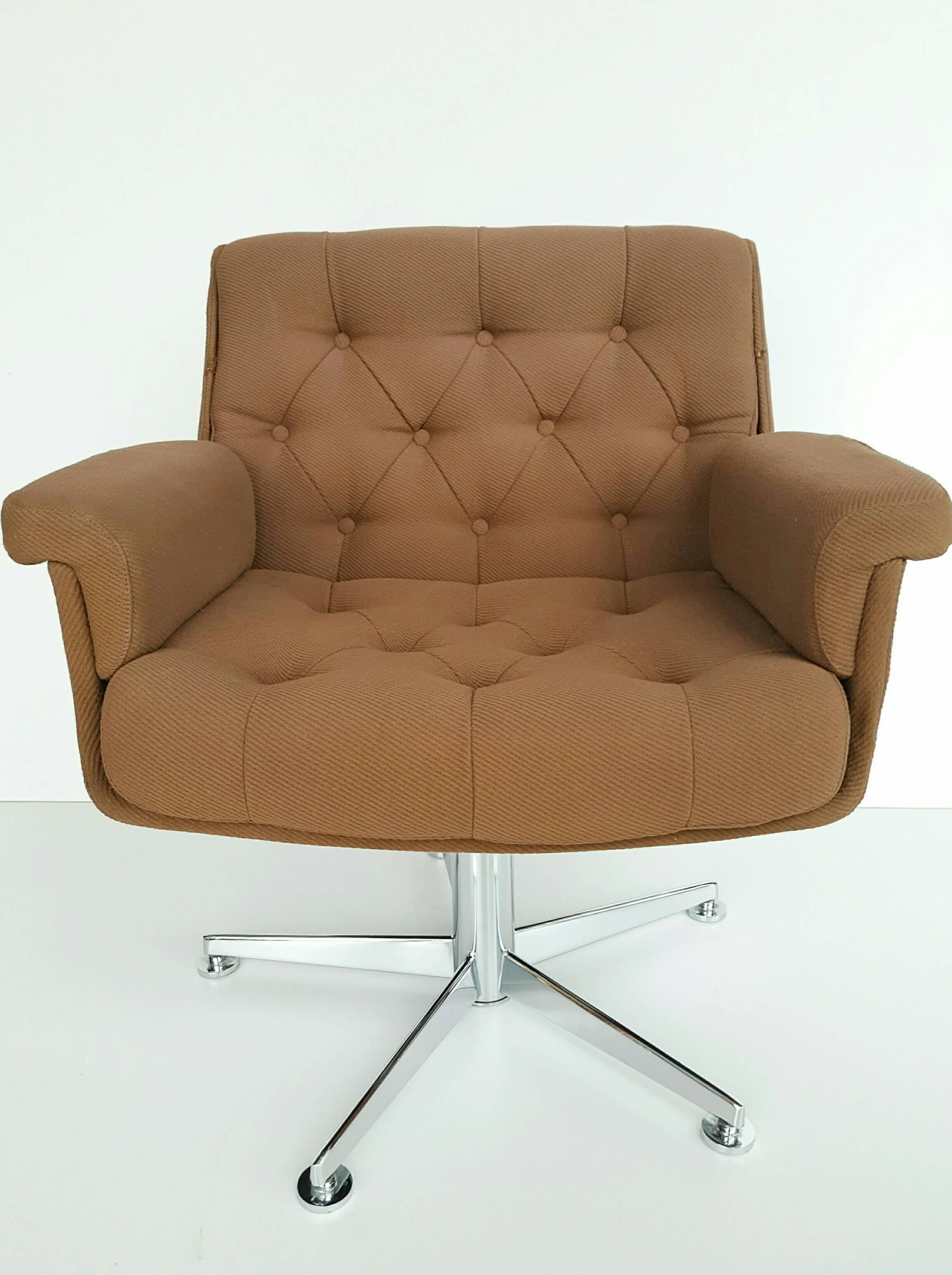 20th Century Lounge Swivel Armchairs by Airborne, circa 1970 For Sale