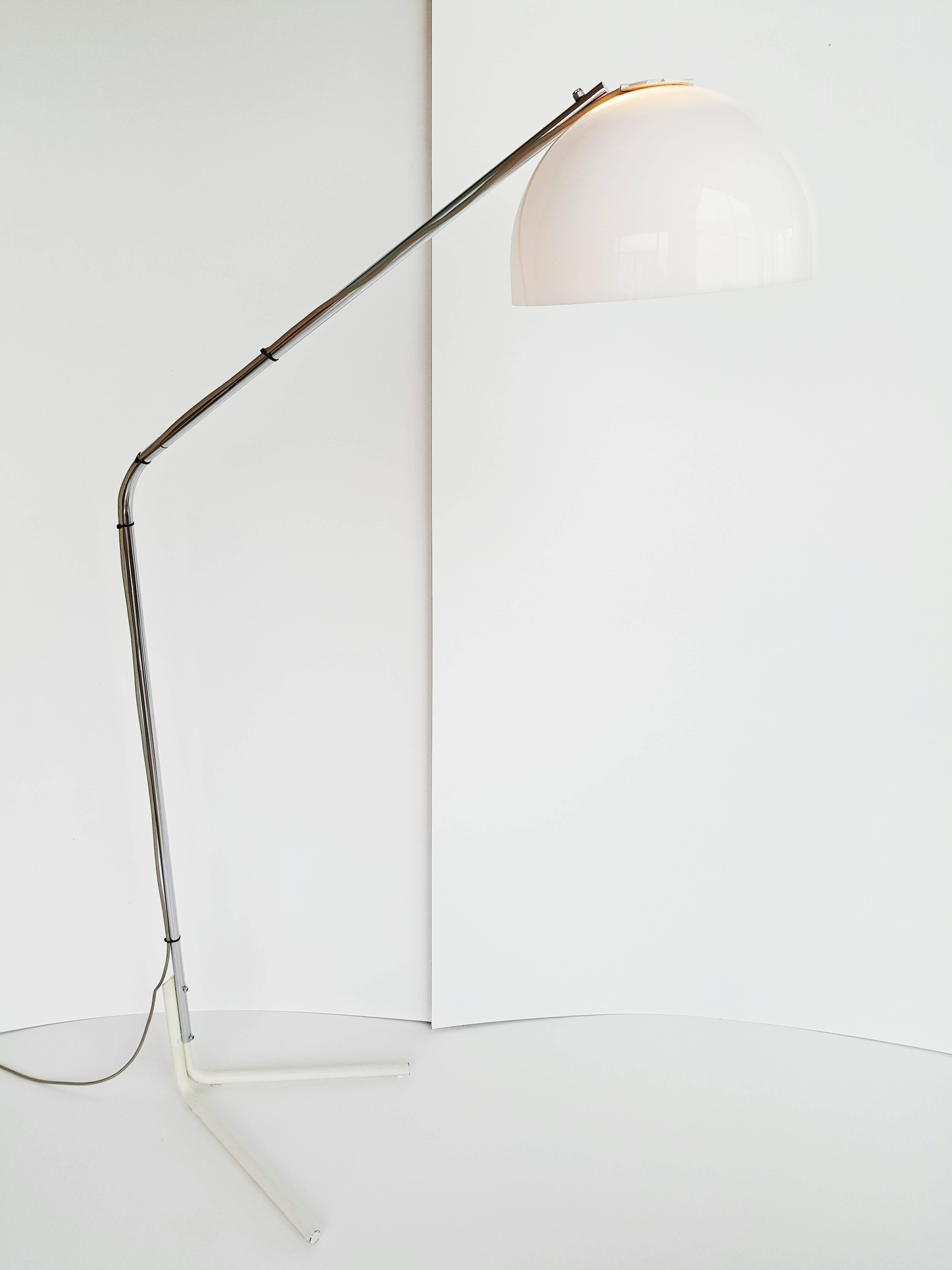 Rare floor lamp by Estudi Blanc for Tramo in 1968.
Lampshade in the white Perspex, adjustable up and down,
The assembly is very heavy and the very high quality.
Lampshade: 36 cms.
