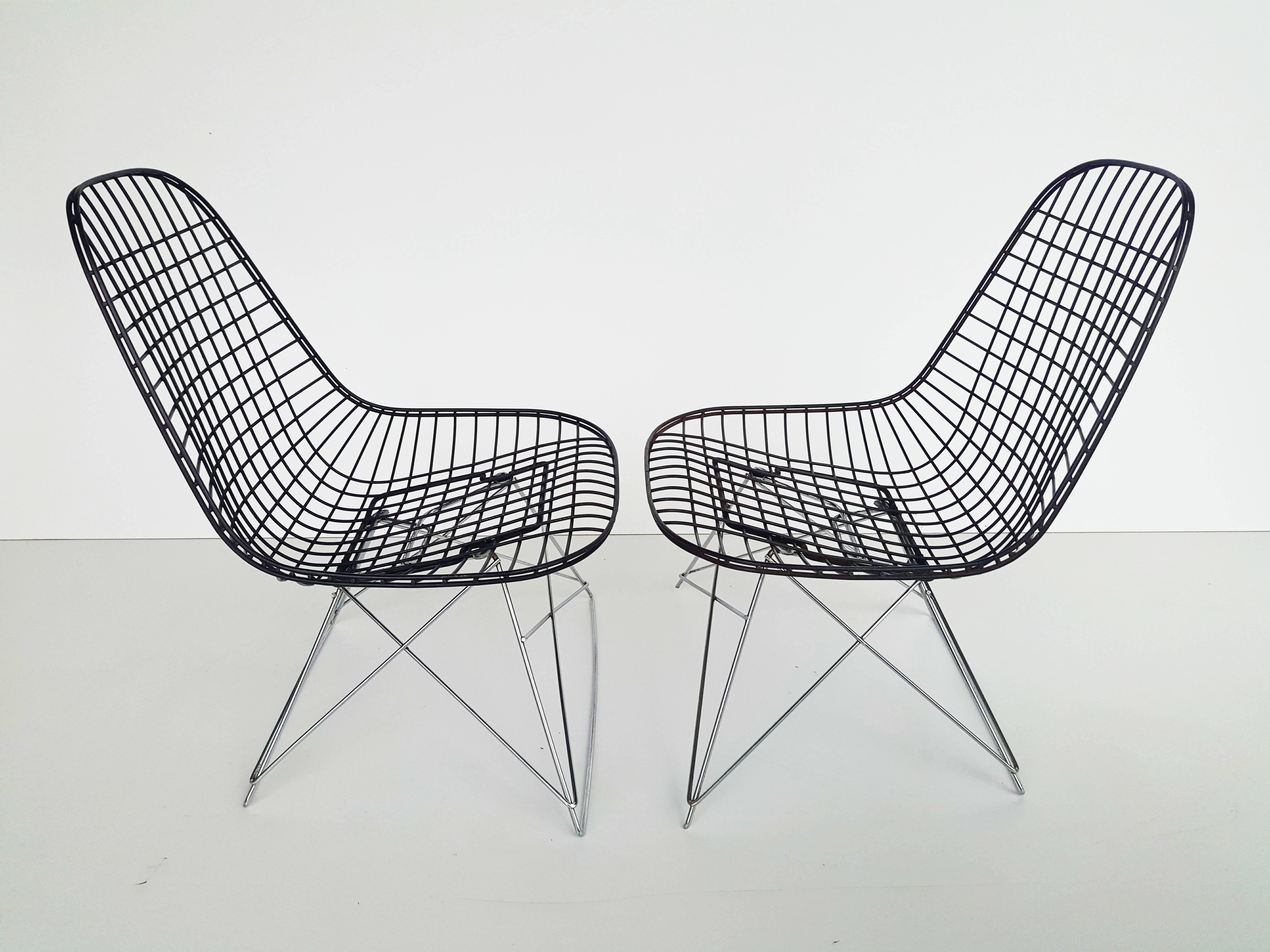 Rare pair of early Charles and Ray Eames LKR-2 lounge chair by Herman Miller, first edition about 1953. A real collector's piece, this early Eames LKR-2 wire lounge chair has a chrome cat's cradle base and original black patina seat. Fine, museum