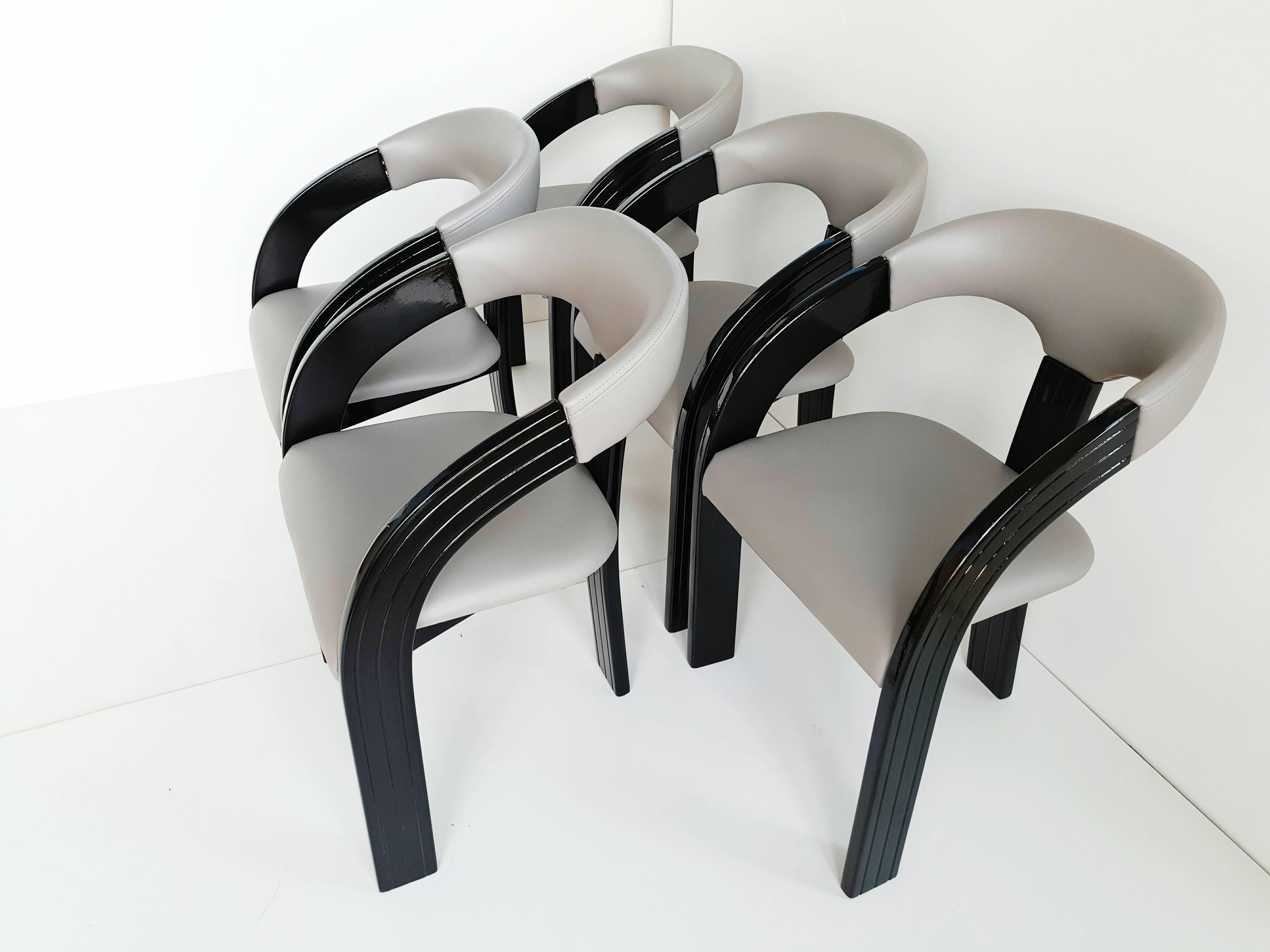 Bel ensemble de cinq fauteuils laqués noirs avec du cuir gris neuf et de la mousse neuve, fabriqués dans les années 1960. Très confortable et très original avec ses trois pieds.