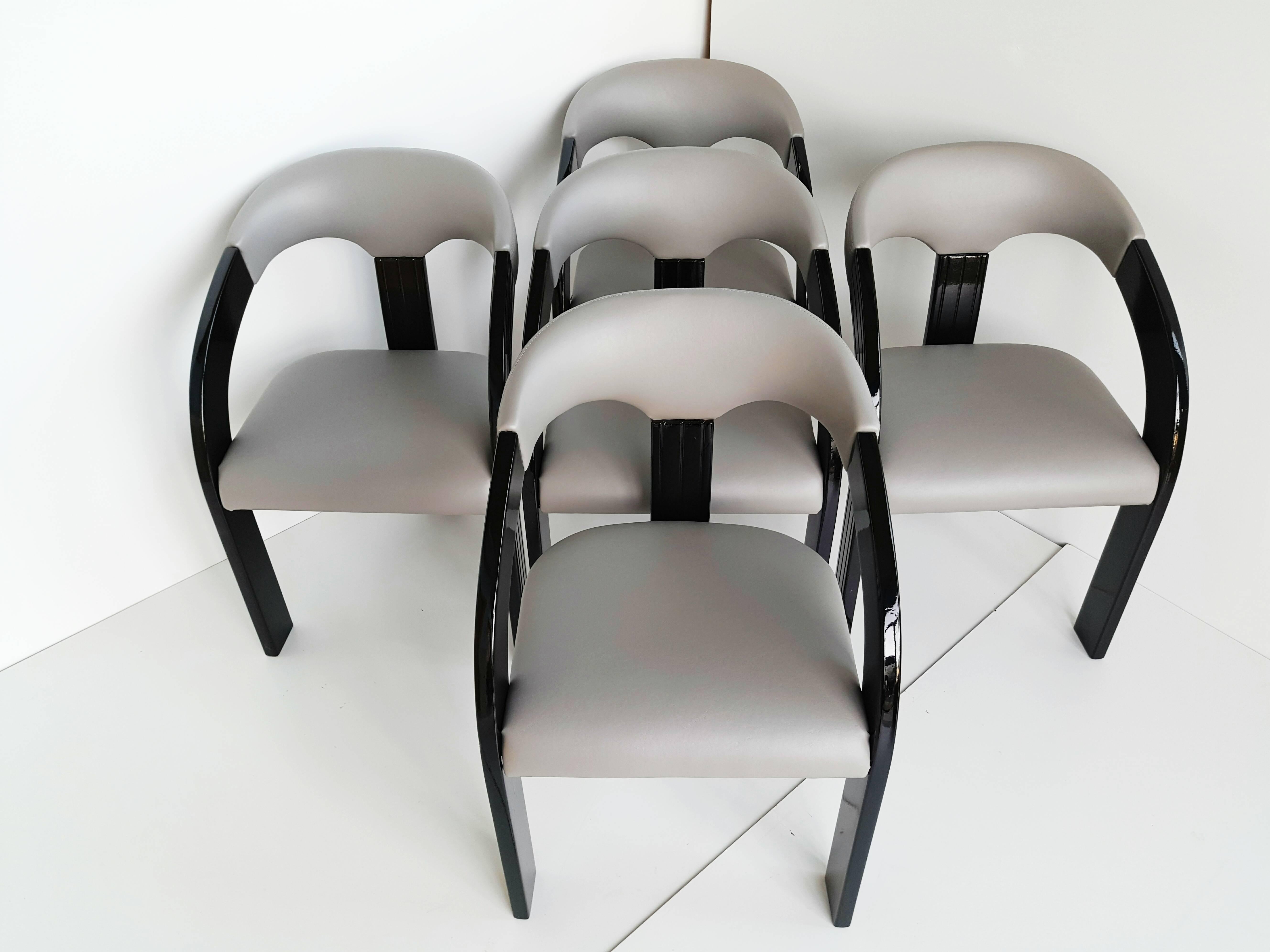 Français Ensemble de fauteuils laqués noirs, années 1960 en vente