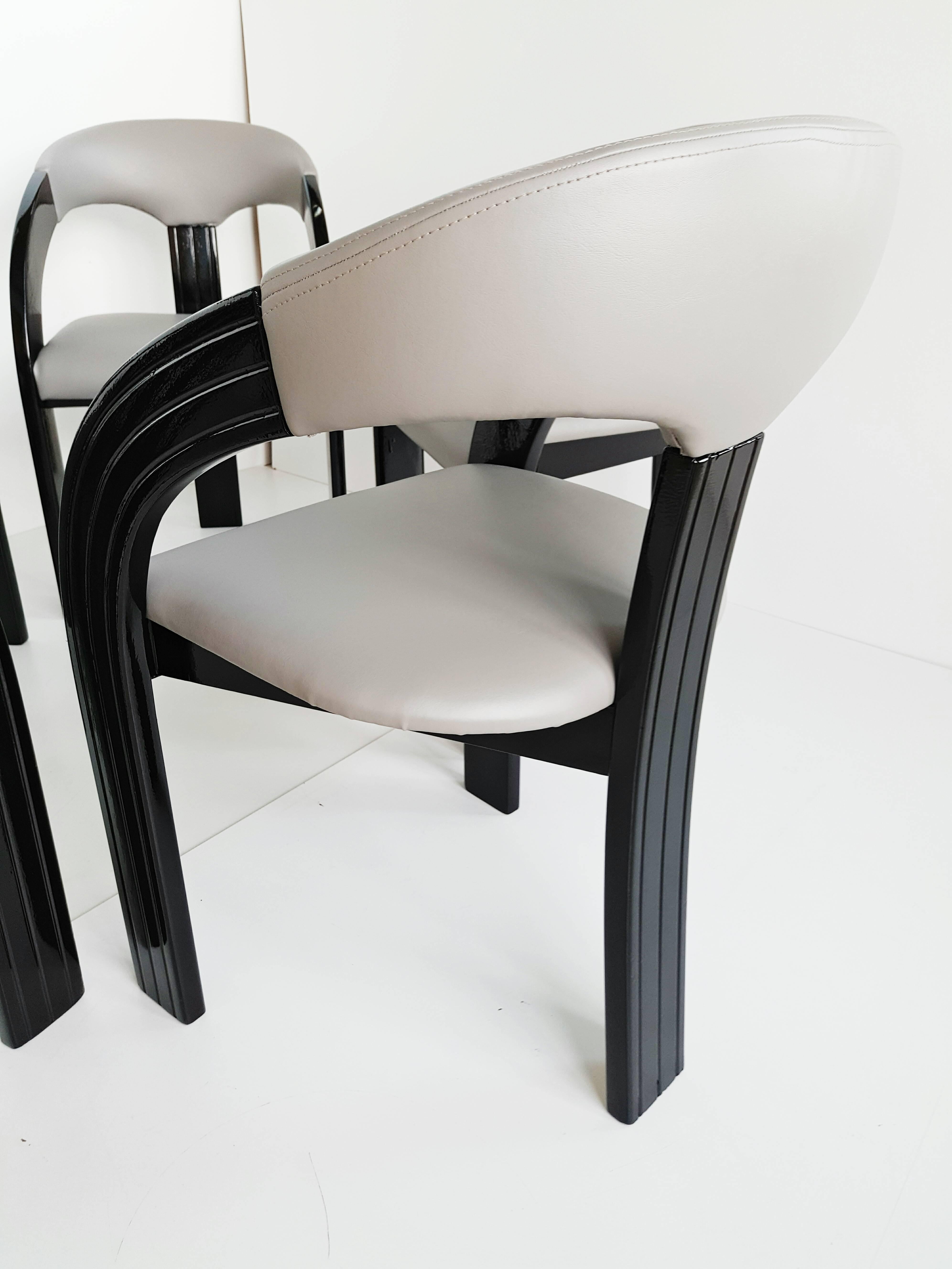 20ième siècle Ensemble de fauteuils laqués noirs, années 1960 en vente