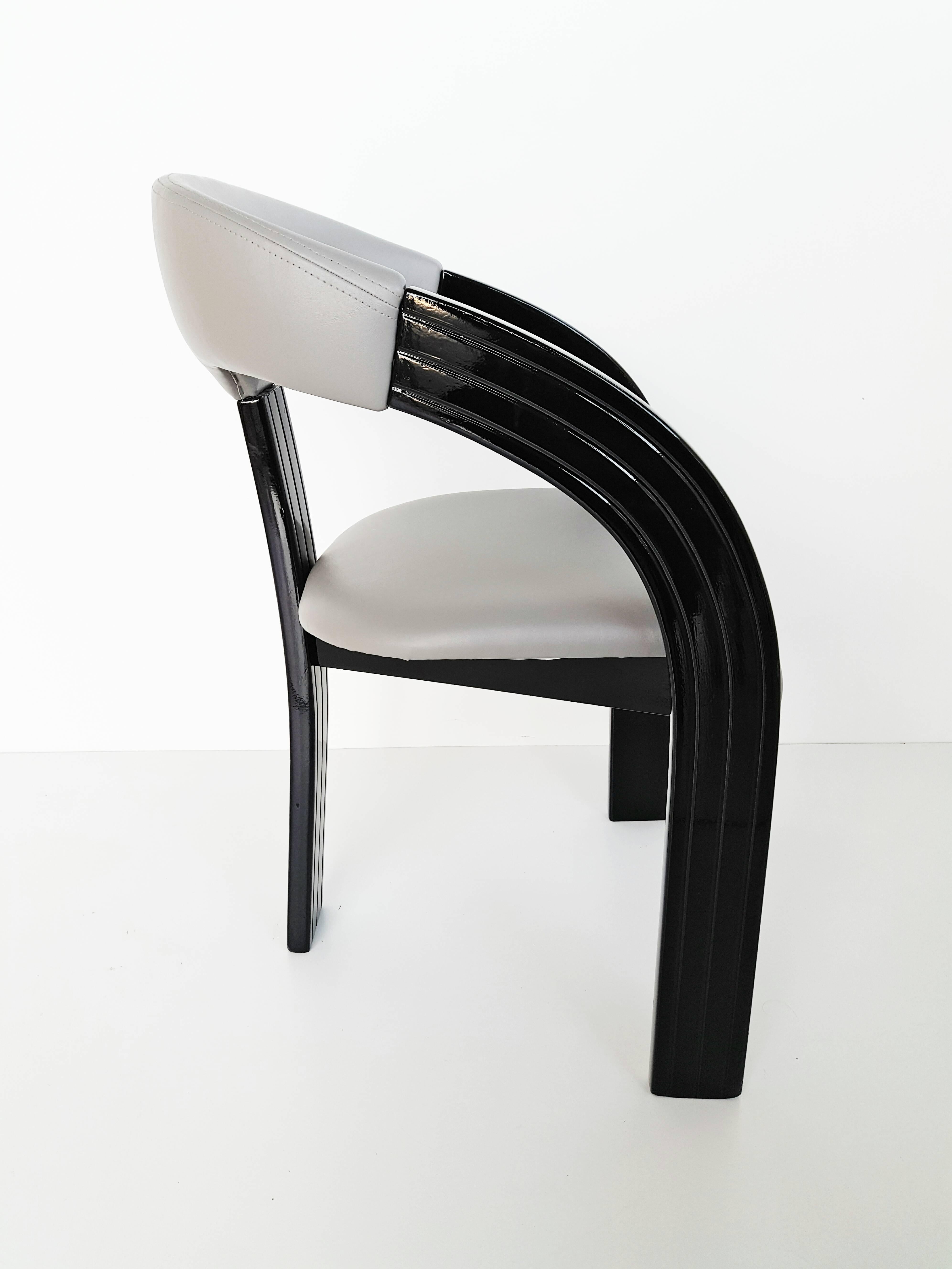 Set schwarz lackierter Sessel, 1960er Jahre im Angebot 1